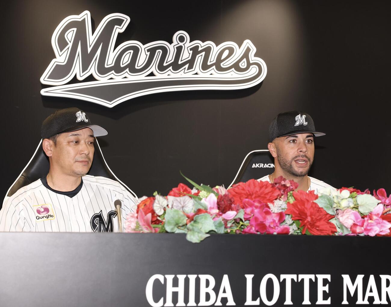 ロッテ対楽天　ロッテサブロー監督(左)と共に入団会見に臨む、新外国人のジョーイ・ルケーシー(撮影・浅見桂子)