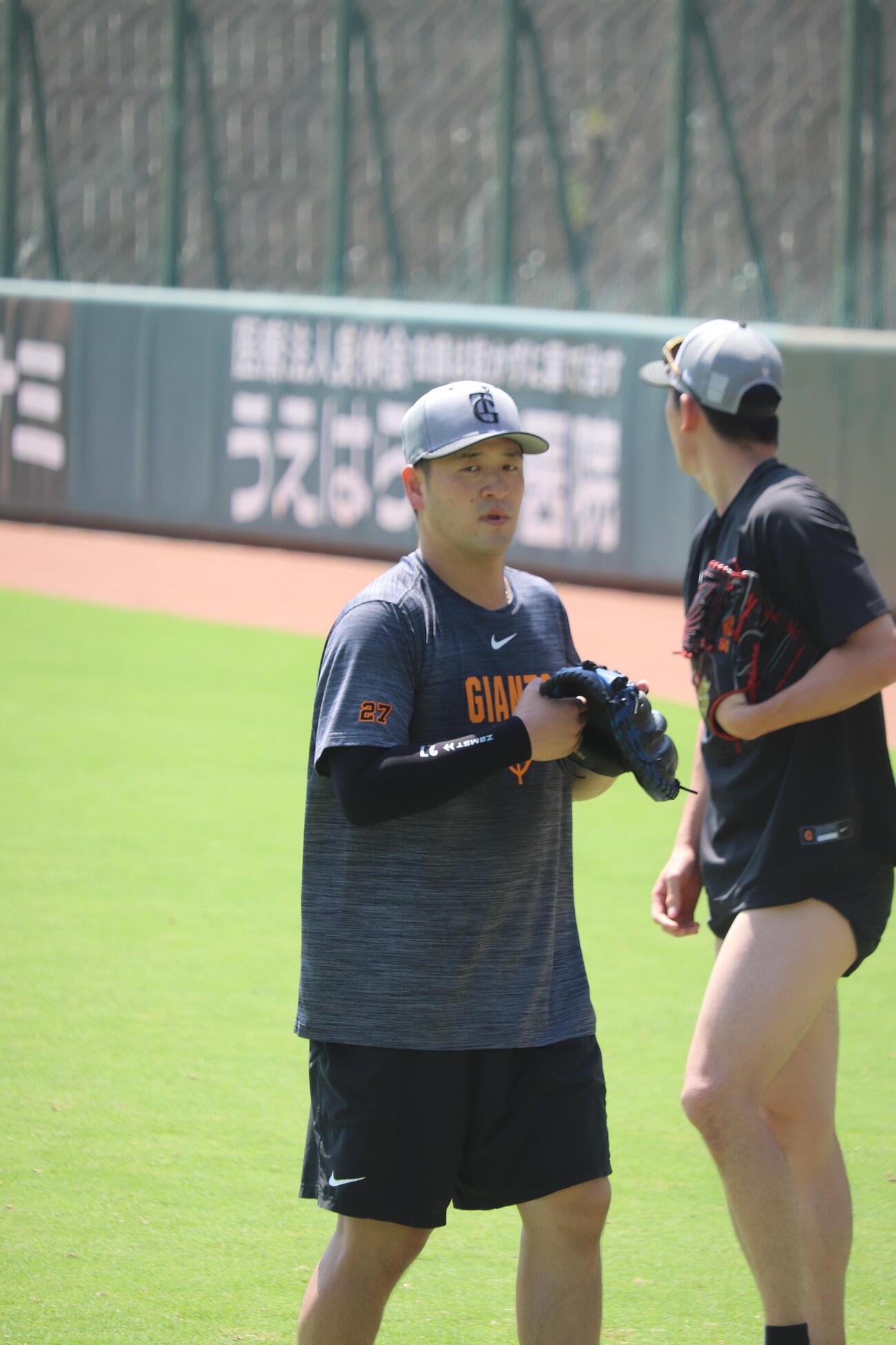 ジャイアンツ球場で調整する巨人岸田行倫（左)
