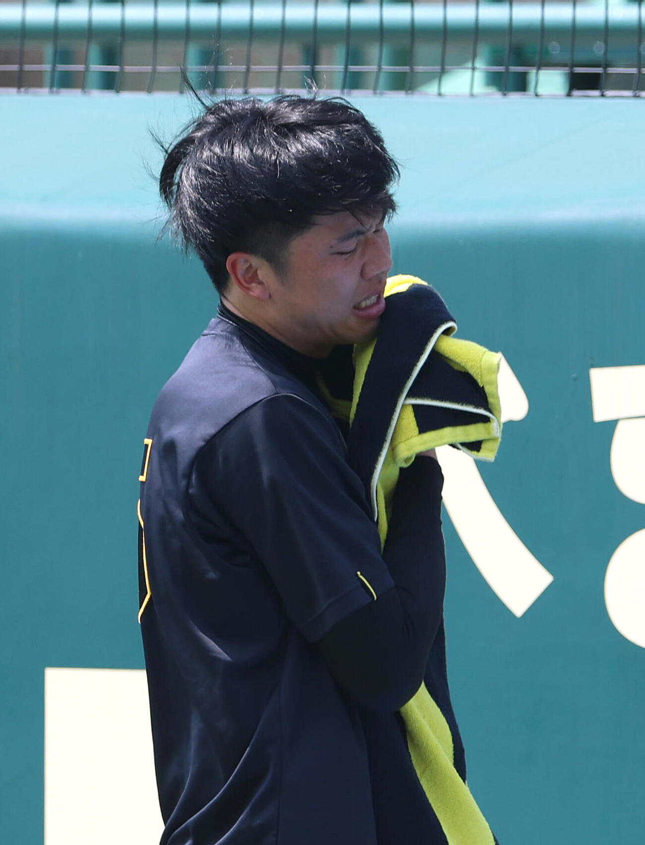うだるような暑さの中、タオルで汗を拭う阪神才木浩人（撮影・白石智彦）