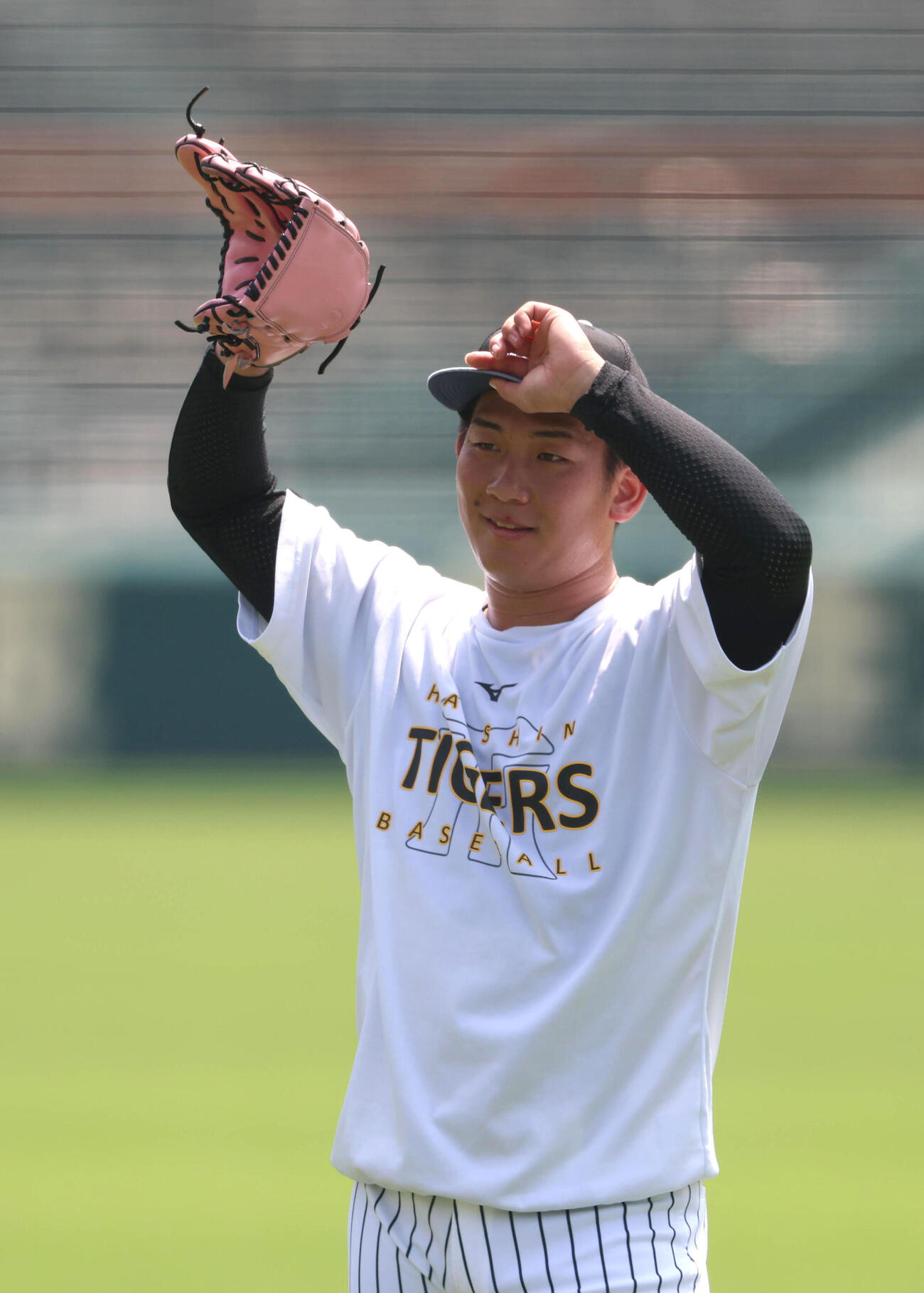 キャッチボールで汗を流す阪神伊原陵人（撮影・白石智彦）