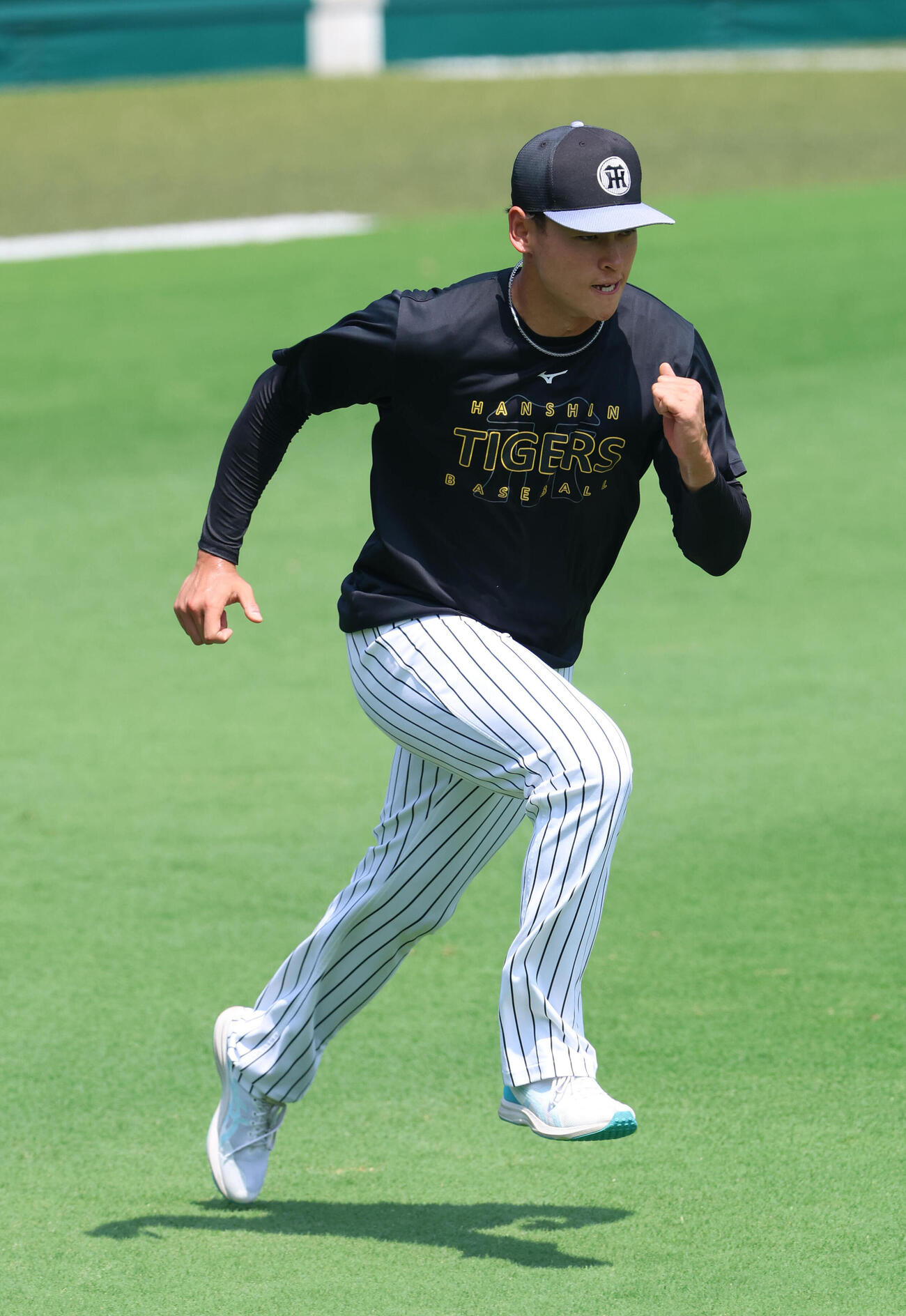 外野でダッシュする阪神早川太貴（撮影・白石智彦）