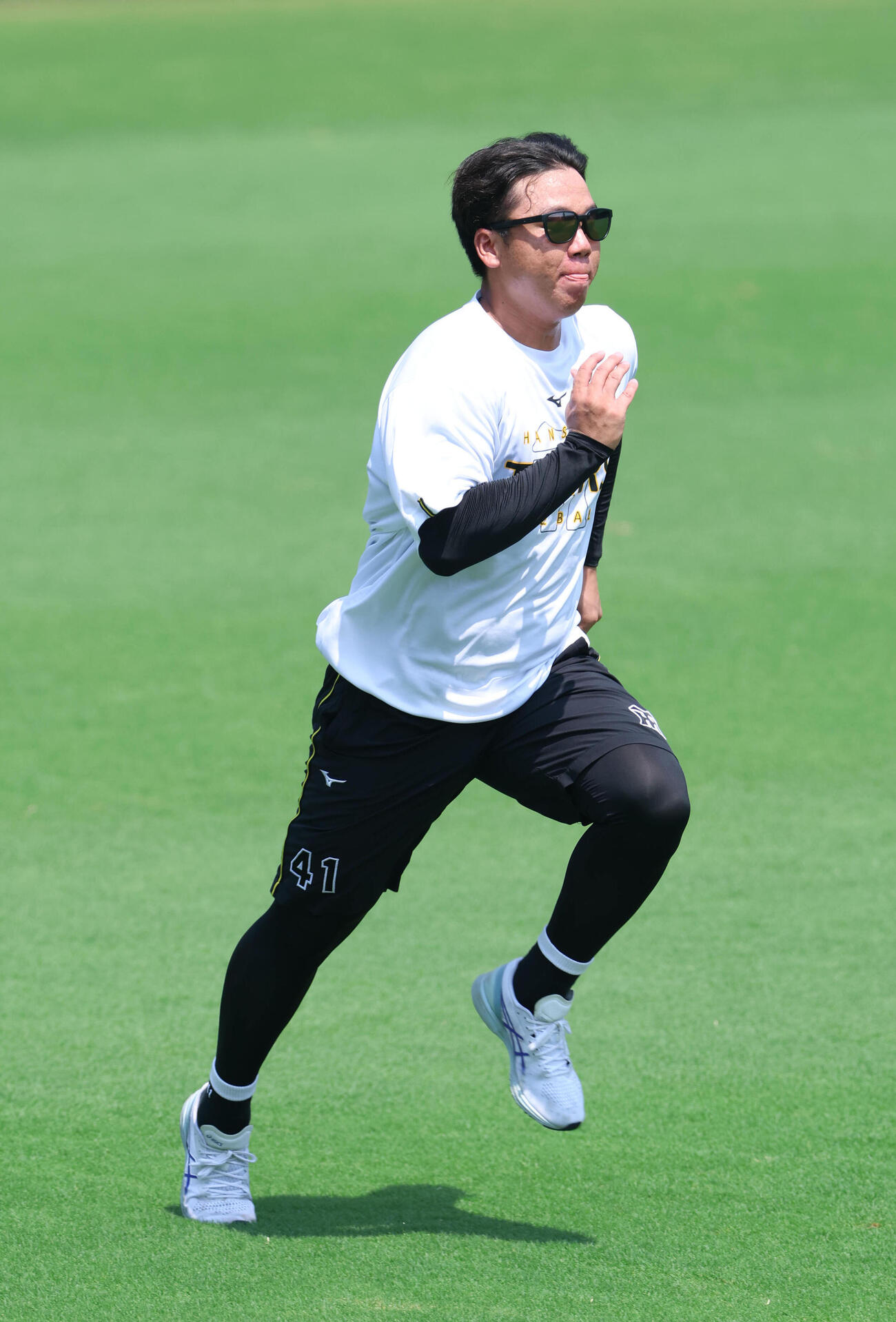 外野でダッシュする阪神村上頌樹（撮影・白石智彦）