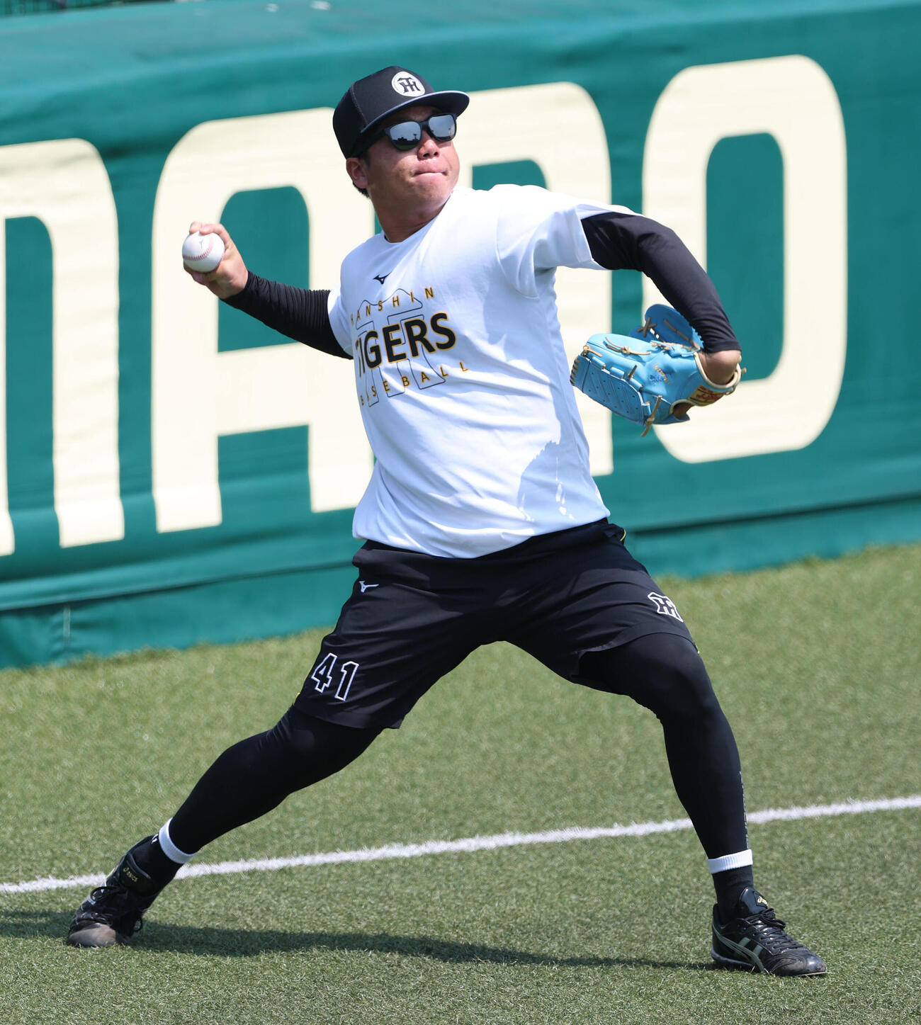 キャッチボールで調整する阪神村上頌樹（撮影・白石智彦）