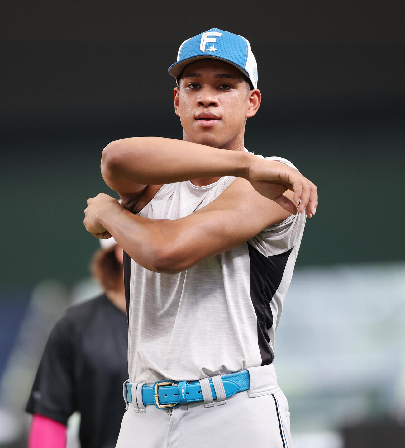 西武対日本ハム　試合前練習で袖をまくる日本ハム万波中正（撮影・宮地輝）