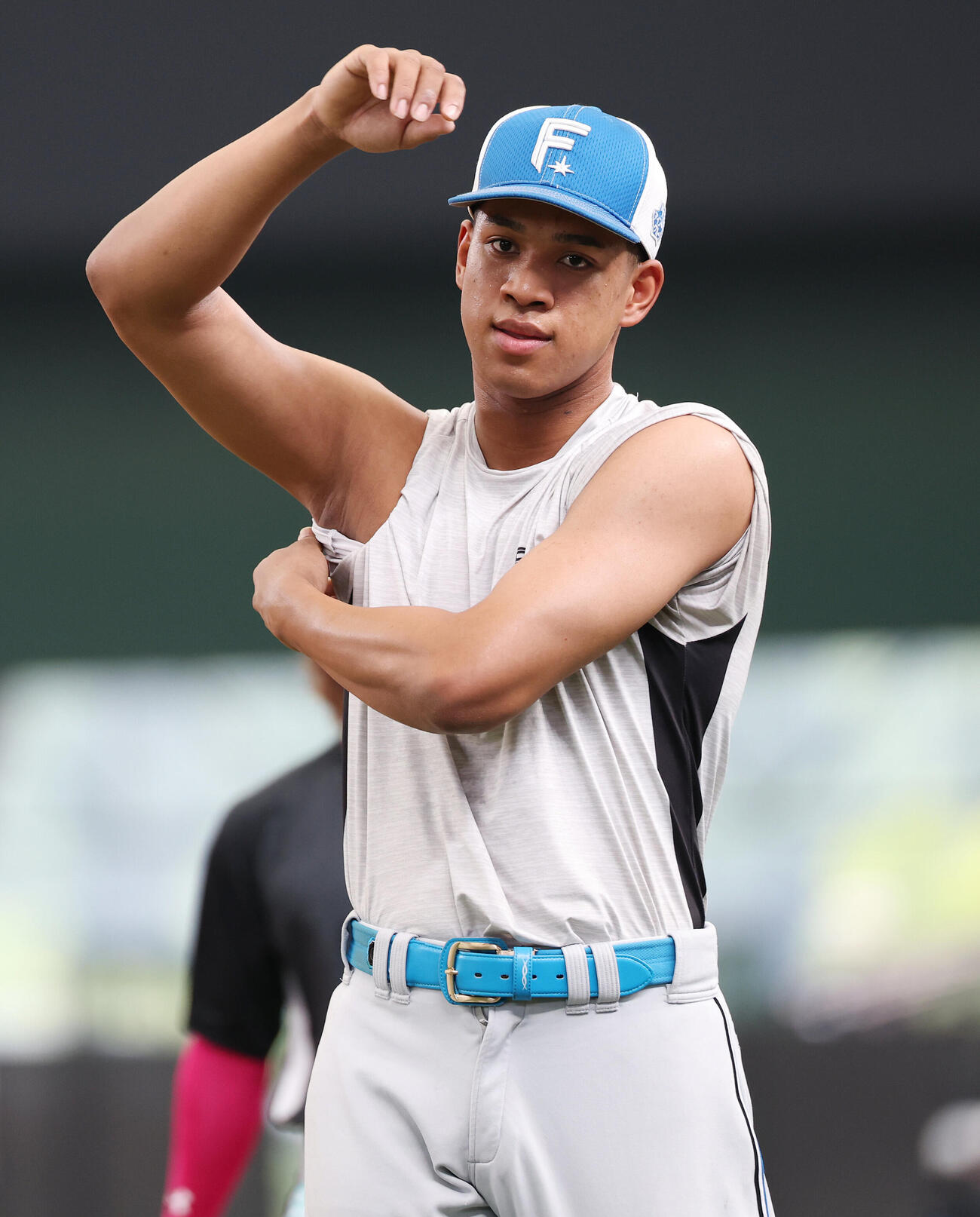 西武対日本ハム　試合前練習で袖をまくる日本ハム万波中正（撮影・宮地輝）