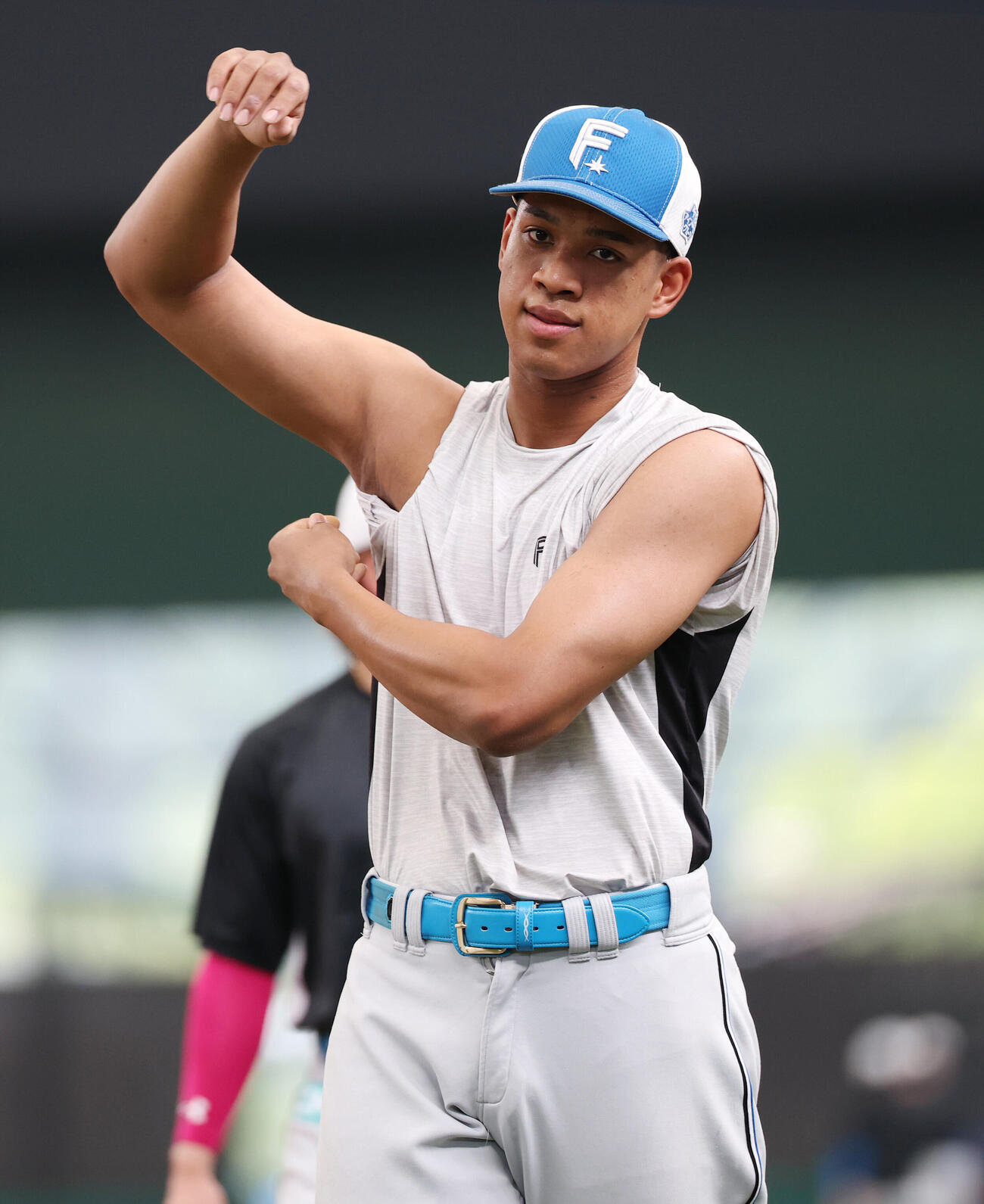 西武対日本ハム　試合前練習で袖をまくる日本ハム万波中正（撮影・宮地輝）