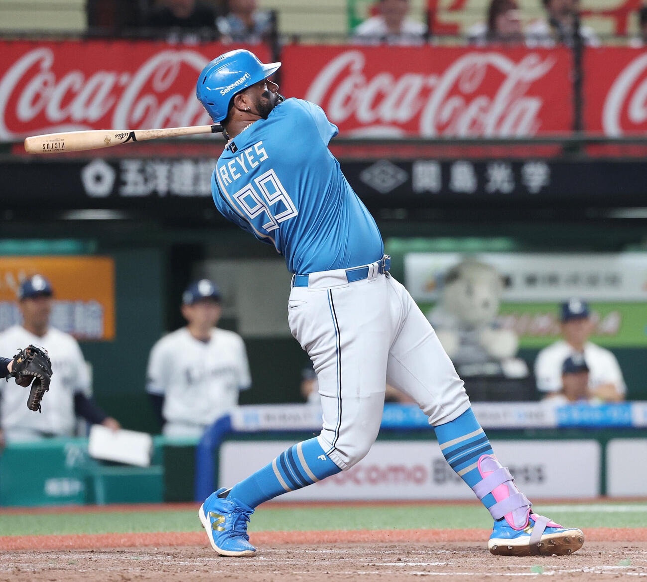西武対日本ハム　4回表日本ハム1死一塁、2点本塁打を放つフランミル・レイエス（撮影・宮地輝）