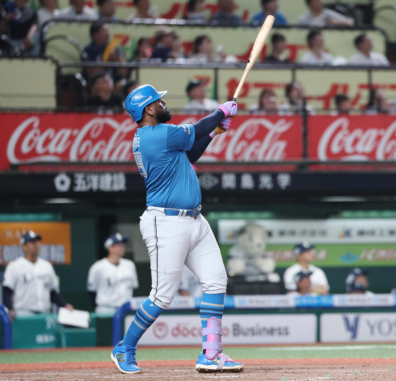 西武対日本ハム　4回表日本ハム1死一塁、2点本塁打を放つフランミル・レイエス（撮影・宮地輝）