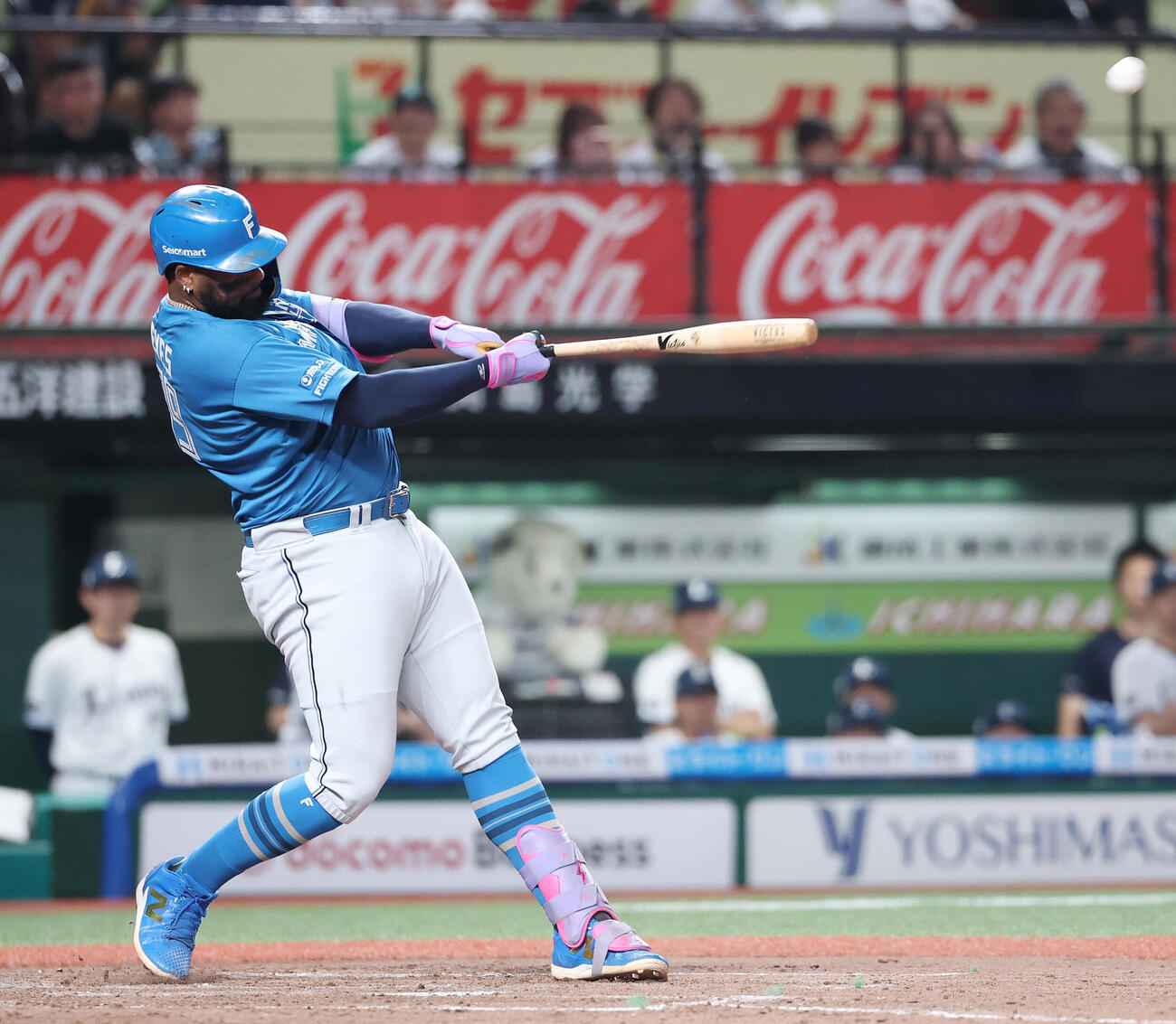 西武対日本ハム　4回表日本ハム1死一塁、2点本塁打を放つフランミル・レイエス（撮影・宮地輝）