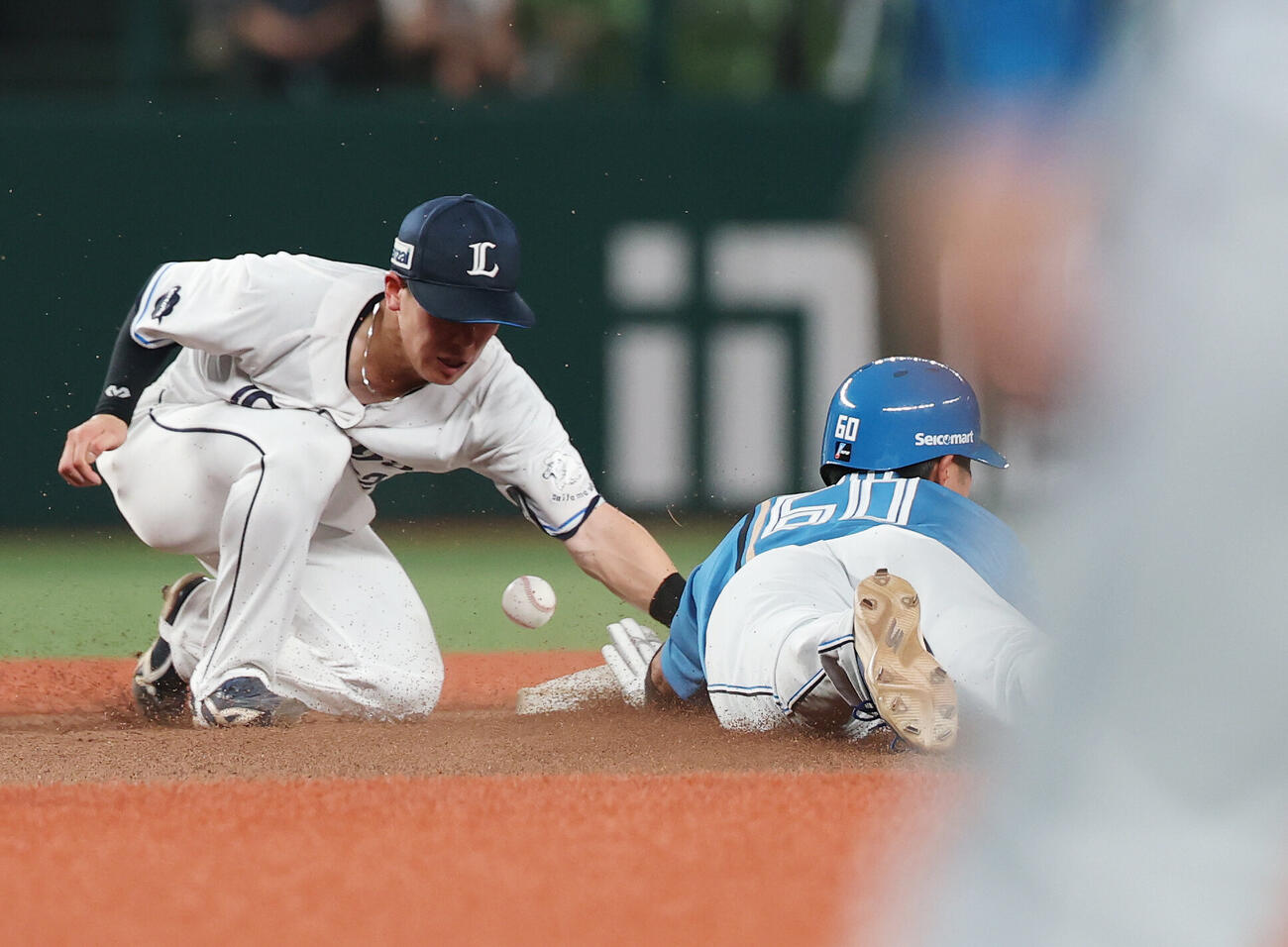 西武対日本ハム　4回表日本ハム2死一塁、二塁盗塁を決める吉田賢吾（撮影・宮地輝）