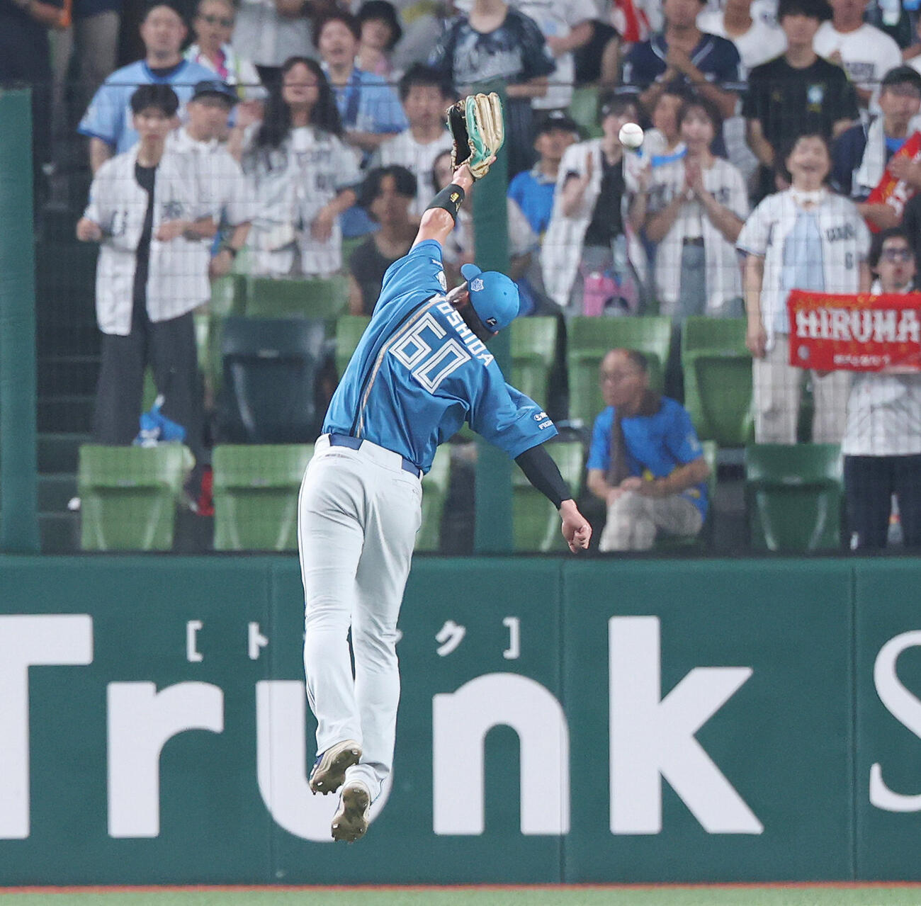 西武対日本ハム　3回裏西武無死一塁、蛭間拓哉の適時打は吉田賢吾の頭上を越える（2026年7月撮影）