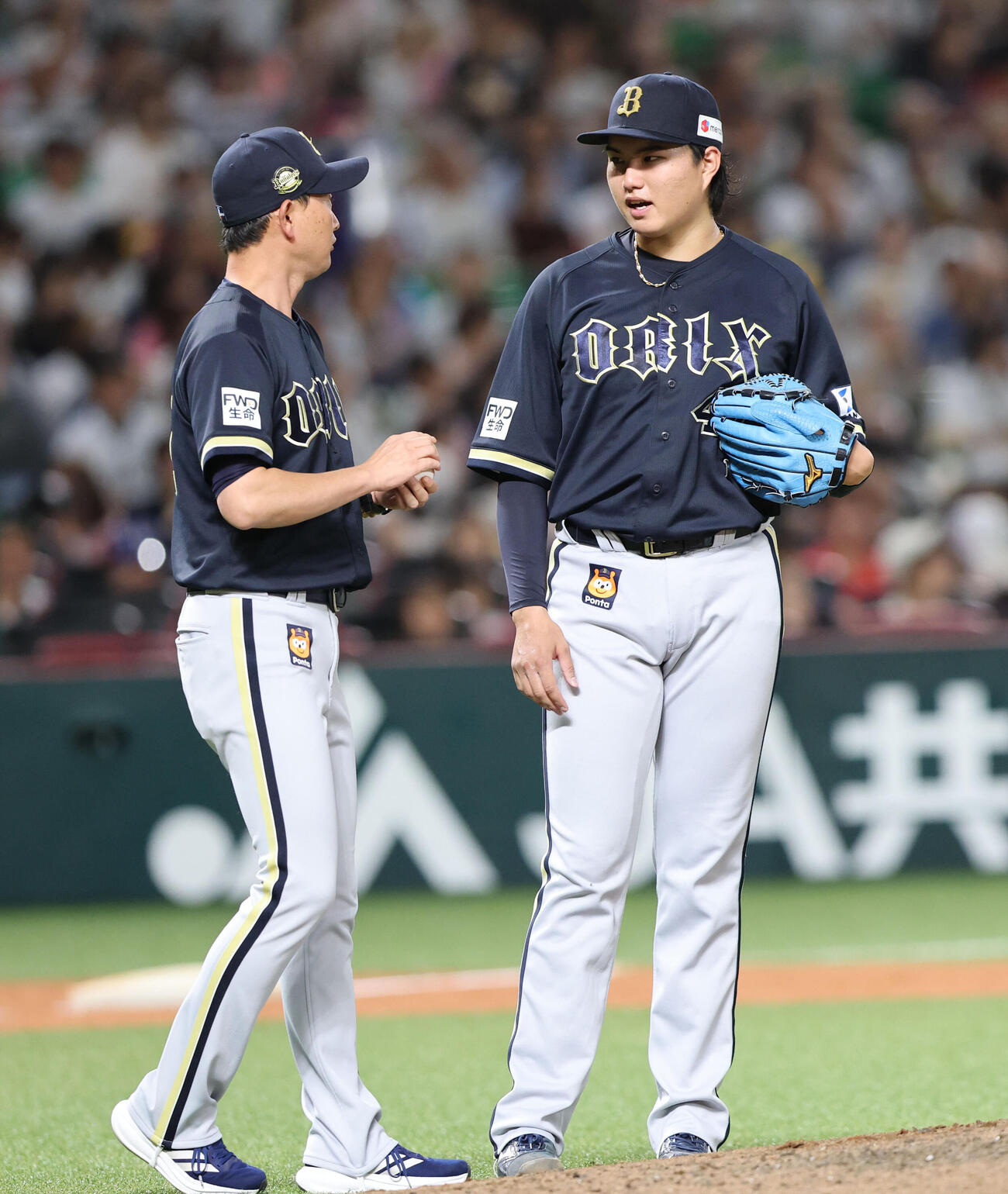 ソフトバンク対オリックス　5回途中で降板するオリックス山口廉王、左は岸田護監督（撮影・梅根麻紀）