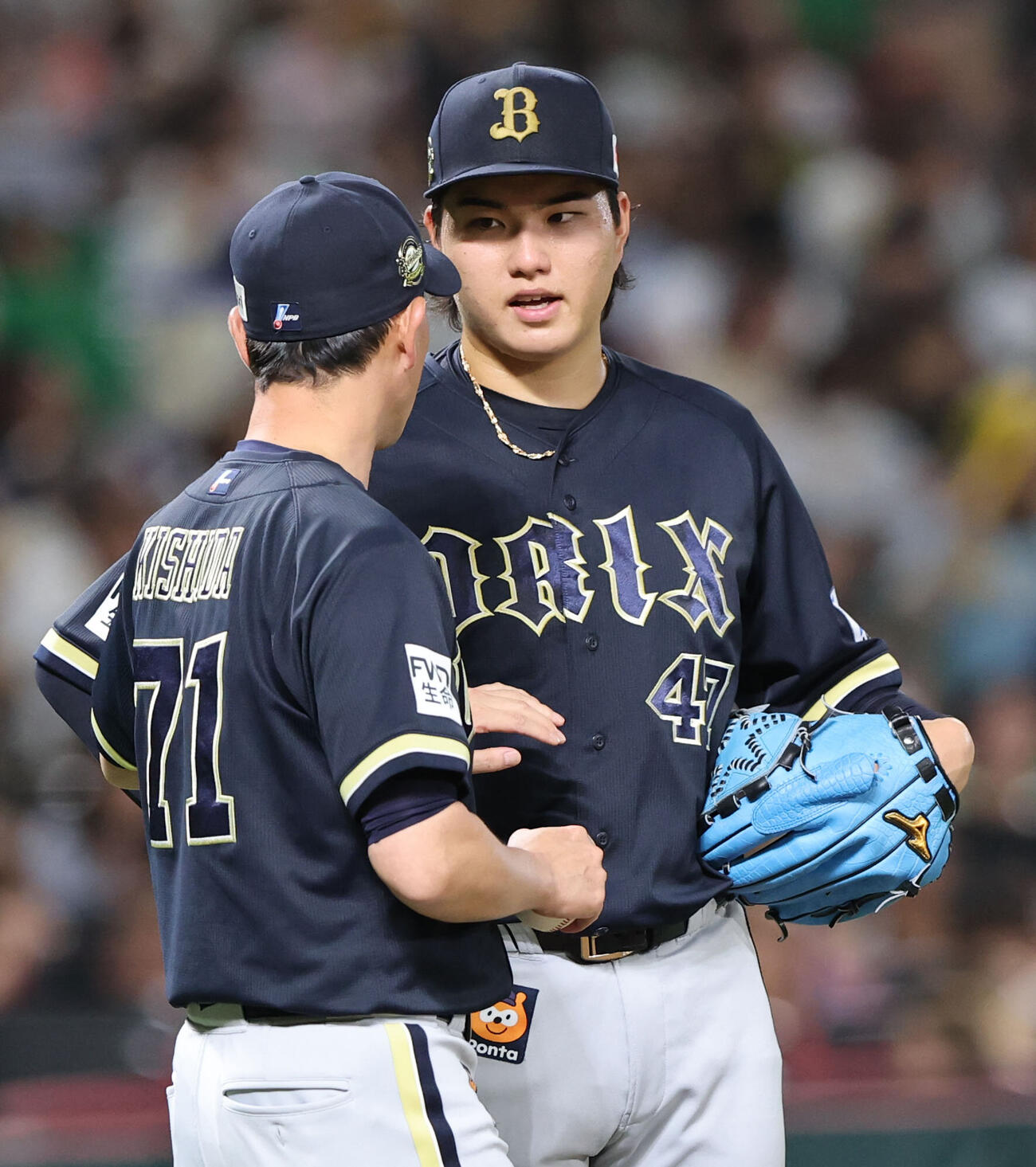 ソフトバンク対オリックス　5回途中、降板するオリックス山口廉王。左は岸田護監督（撮影・梅根麻紀）