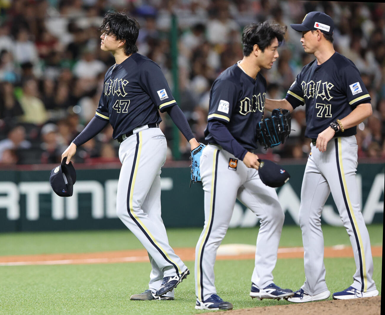 ソフトバンク対オリックス　5回途中で降板するオリックス山口廉王（左）、右は岸田護監督（撮影・梅根麻紀）