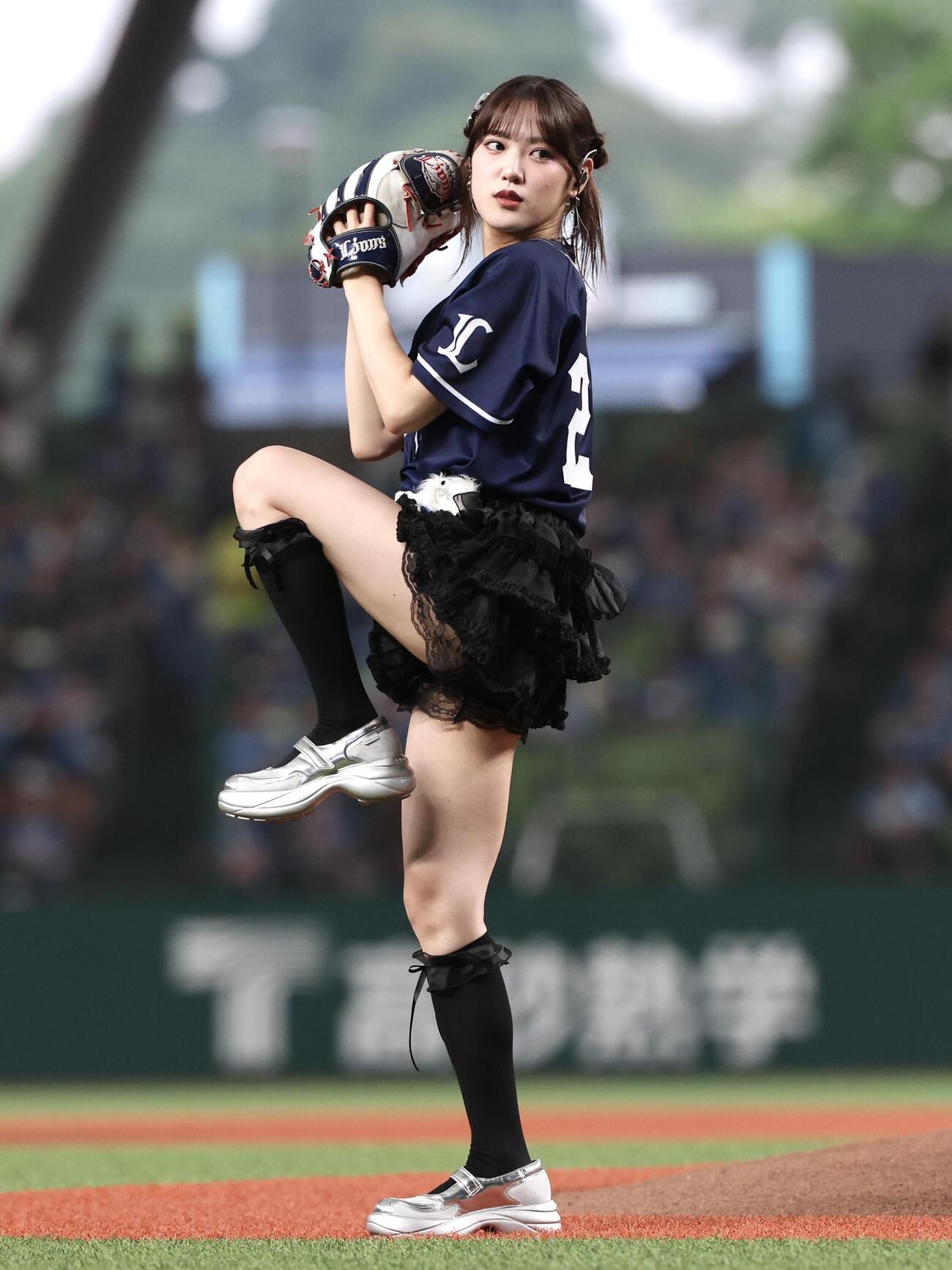 西武対日本ハム　セレモニアルピッチを務める小関舞（撮影・宮地輝）