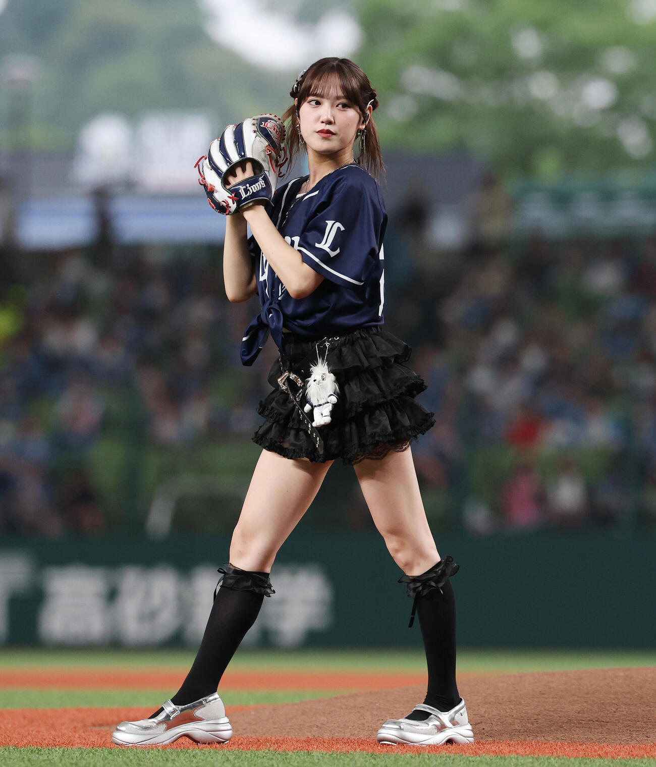 西武対日本ハム　セレモニアルピッチを務める小関舞（撮影・宮地輝）