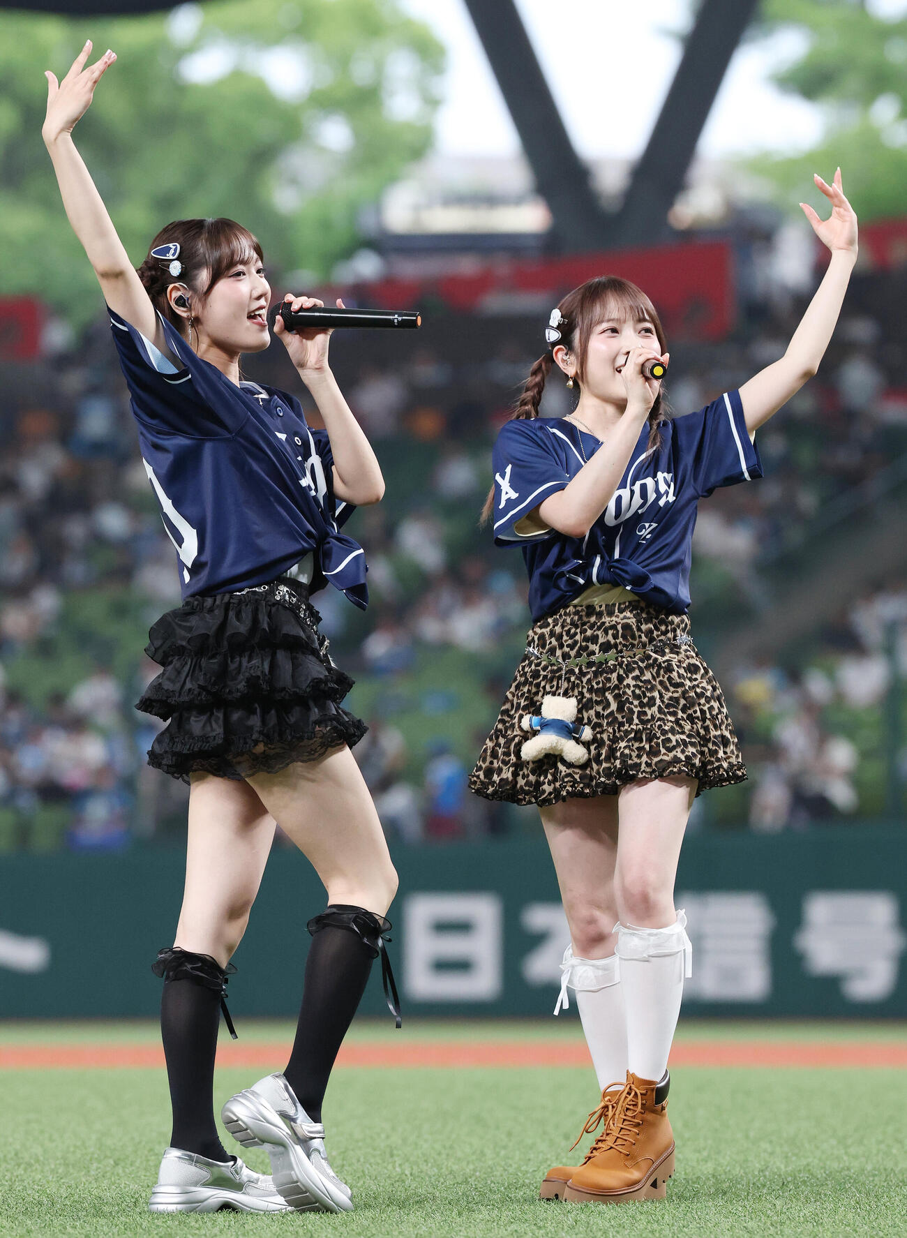 西武対日本ハム　試合前、ミニライブを行う小関舞（左）と森戸知沙希（撮影・宮地輝）