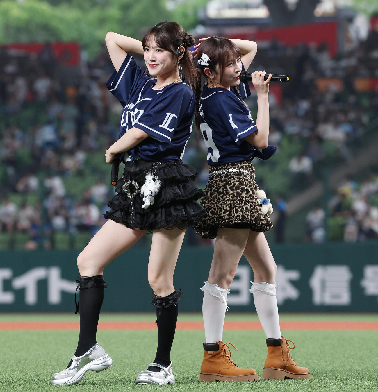 西武対日本ハム　試合前、ミニライブを行う小関舞（左）と森戸知沙希（撮影・宮地輝）