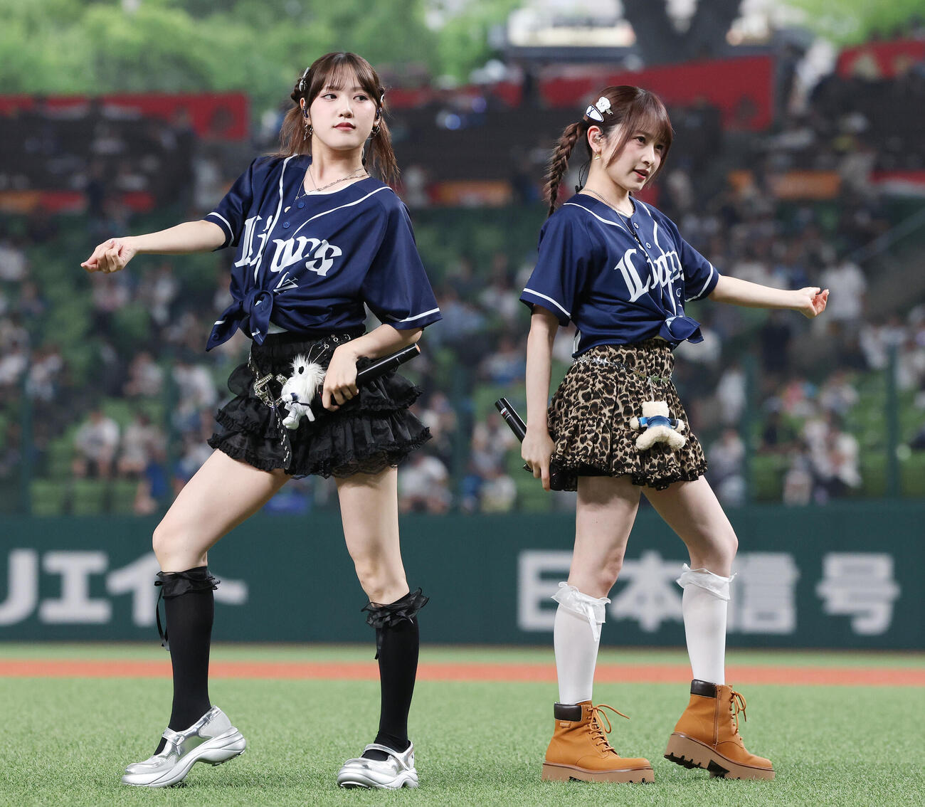 西武対日本ハム　試合前、ミニライブを行う小関舞（左）と森戸知沙希（撮影・宮地輝）