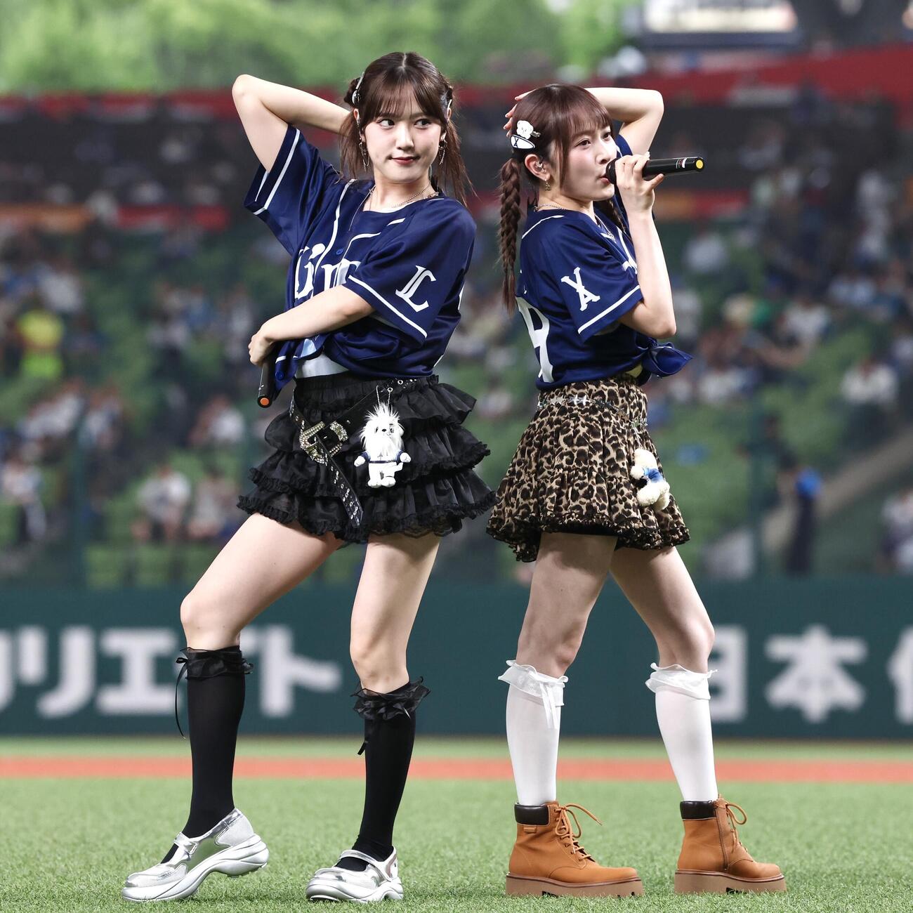 西武対日本ハム　試合前、ミニライブを行う小関舞（左）と森戸知沙希（撮影・宮地輝）