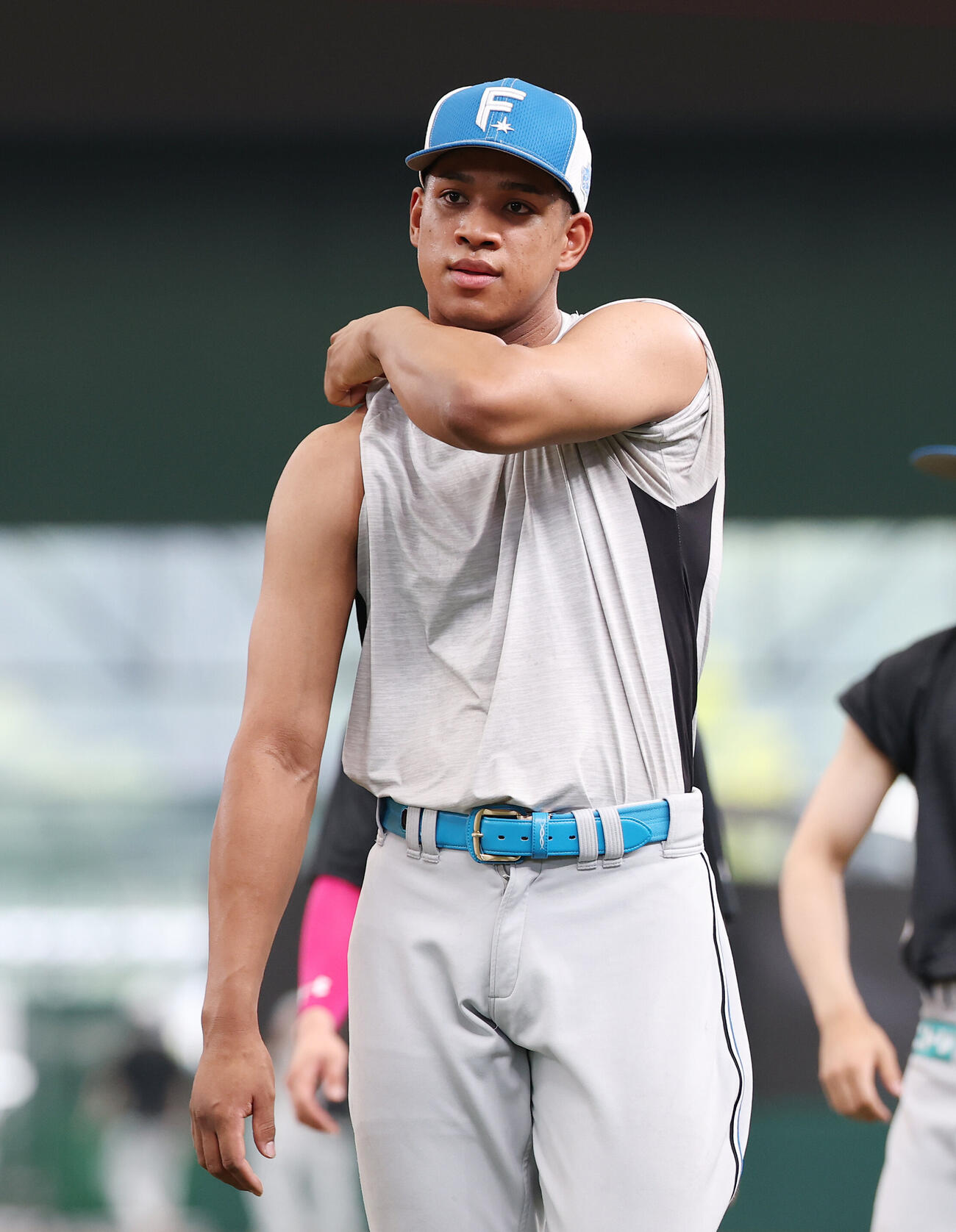 西武対日本ハム　試合前練習で袖をまくる日本ハム万波中正（撮影・宮地輝）