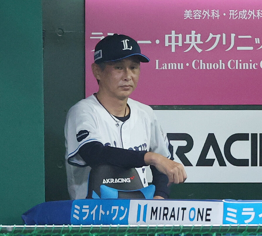 西武対日本ハム　戦況を見つめる西武西口文也監督（撮影・宮地輝）