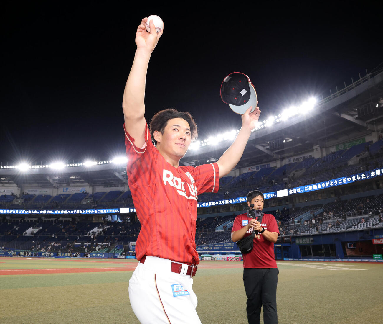 ロッテ対楽天　プロ初勝利を挙げた楽天九谷瑠は笑顔でスタンドに手を振る（撮影・浅見桂子）