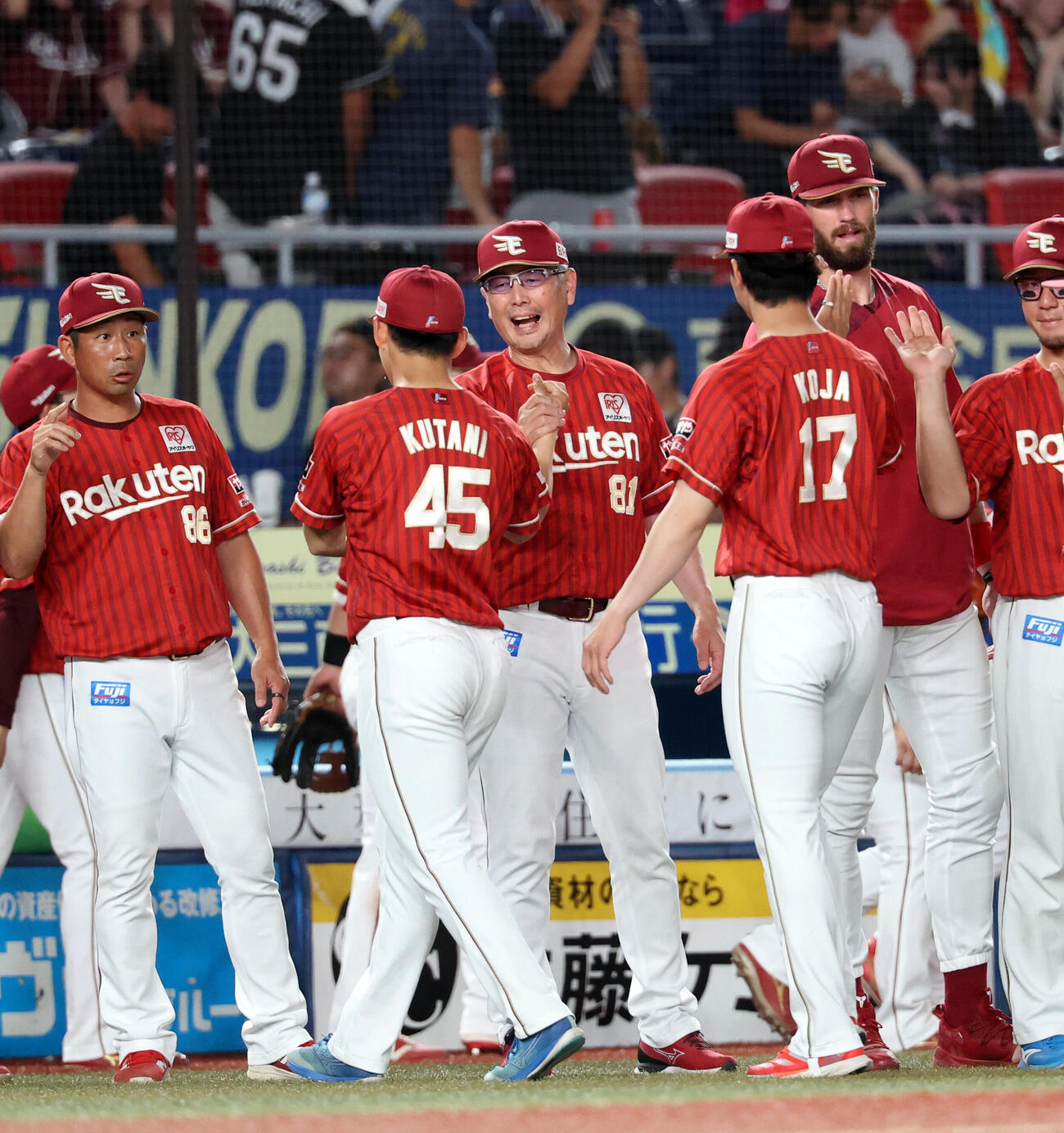 ロッテ対楽天　古巣ロッテに初勝利の楽天吉井理人監督（中央右）はプロ初勝利の九谷瑠を笑顔で迎える（撮影・浅見桂子）