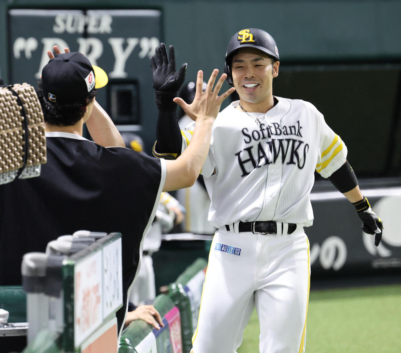 ソフトバンク対オリックス　7回裏ソフトバンク無死、近藤健介は右中間本塁打を放ちベンチのナインとハイタッチ（撮影・梅根麻紀）
