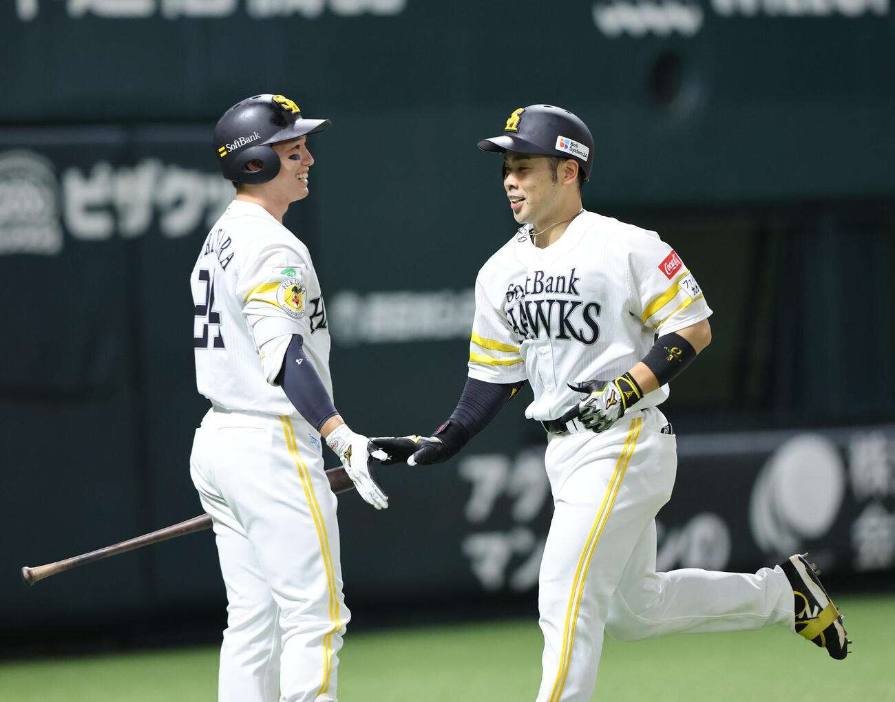 ソフトバンク対オリックス　7回裏ソフトバンク無死、近藤健介は右中間本塁打を放ち栗原陵矢とハイタッチ（撮影・梅根麻紀）