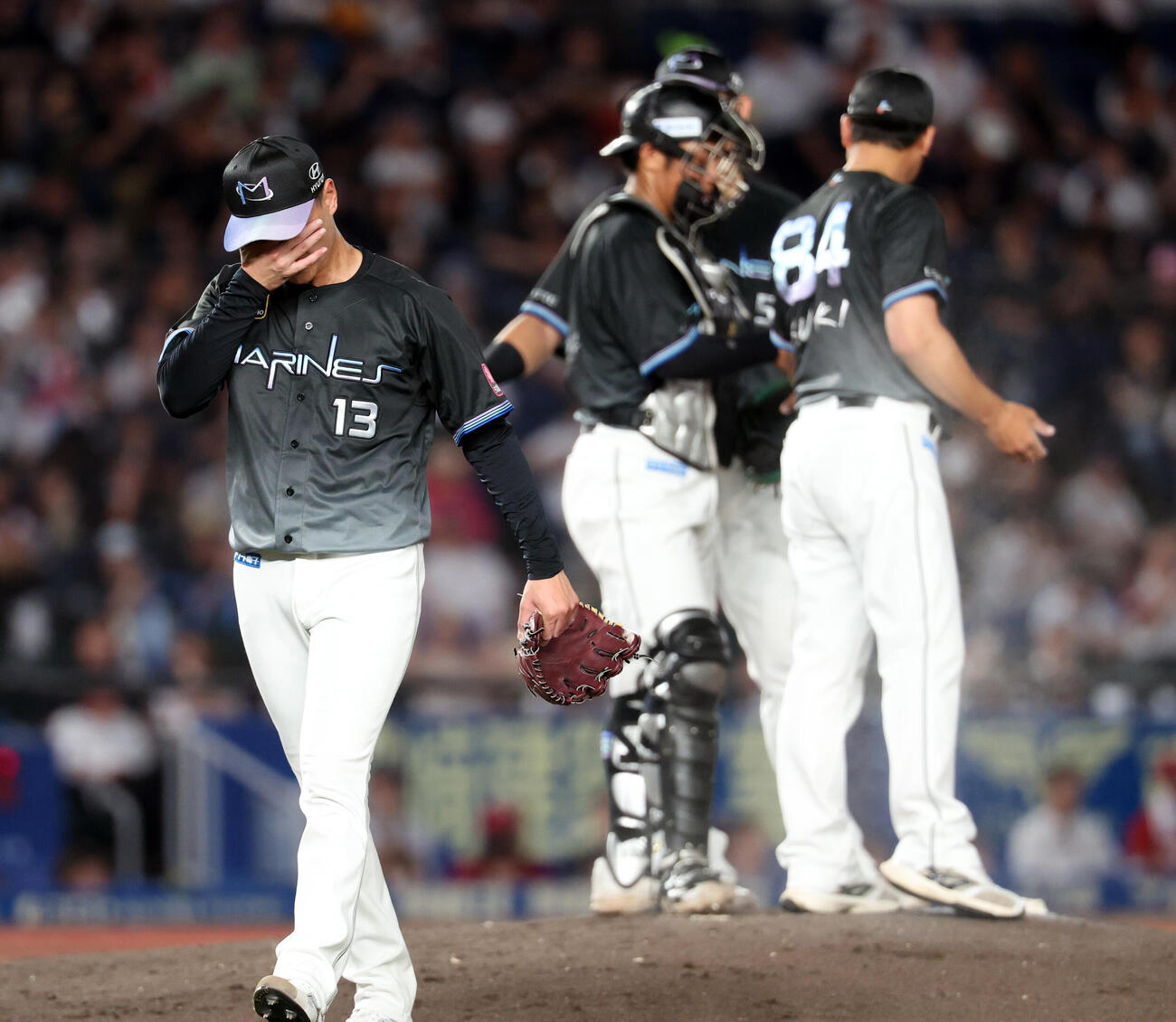 ロッテ対楽天　5回表楽天無死満塁の場面で降板となった毛利海大は悔しそうにベンチに戻る（撮影・浅見桂子）