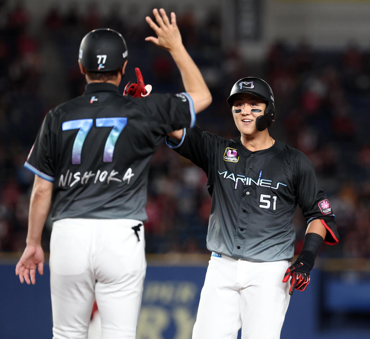 ロッテ対楽天　5回裏ロッテ無死二塁、山口航輝は適時打を放ち笑顔でハイタッチ（撮影・浅見桂子）