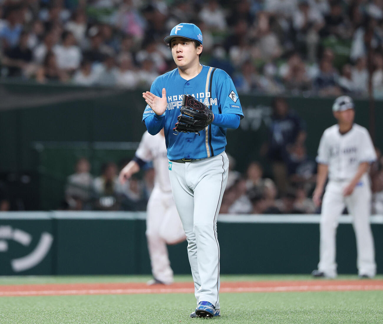 西武対日本ハム　6回裏を無失点に抑えグラブをたたく日本ハム北山亘基（撮影・宮地輝）