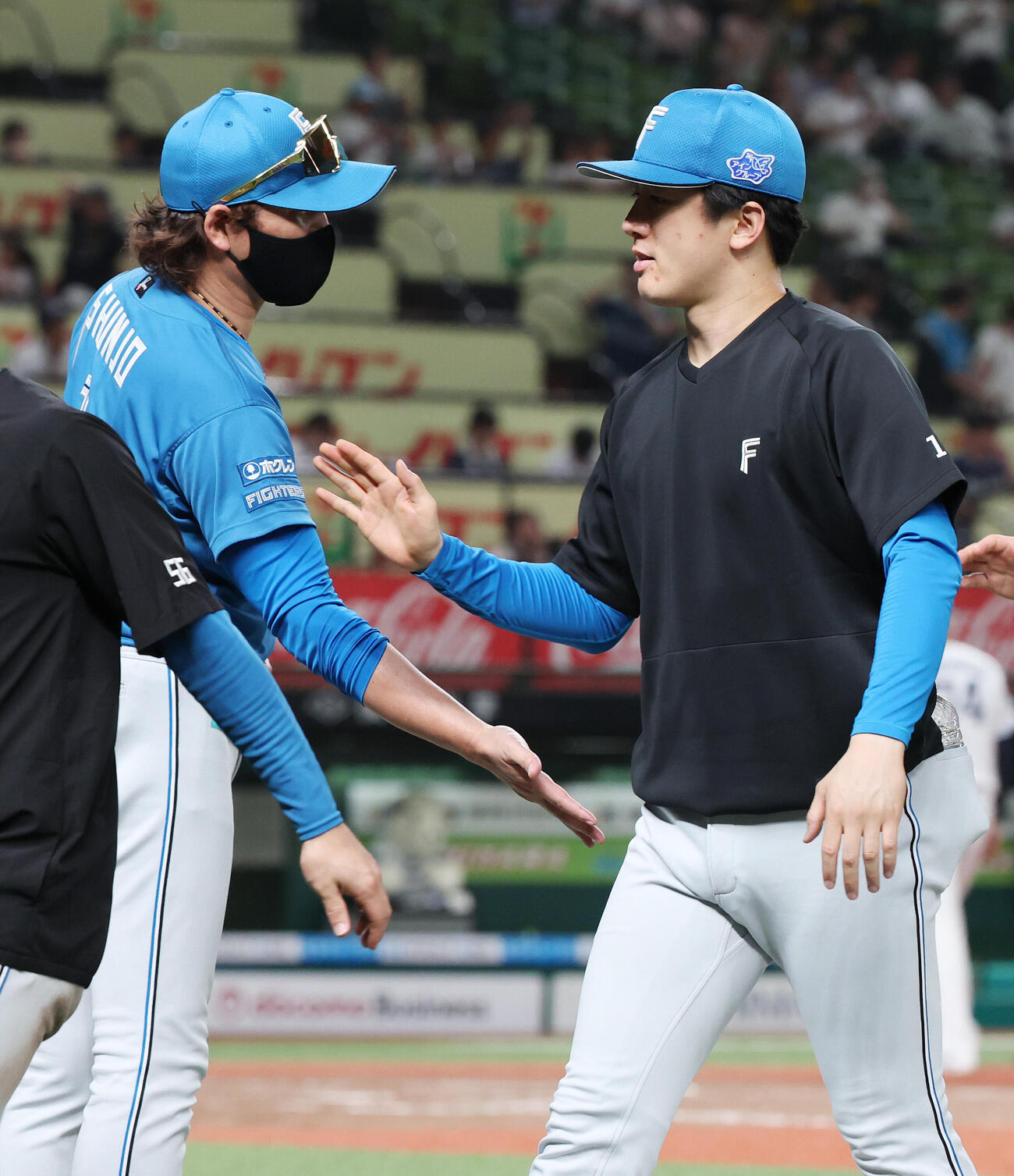 西武対日本ハム　勝利のタッチを交わす日本ハム新庄剛志監督（左）と北山亘基（撮影・宮地輝）