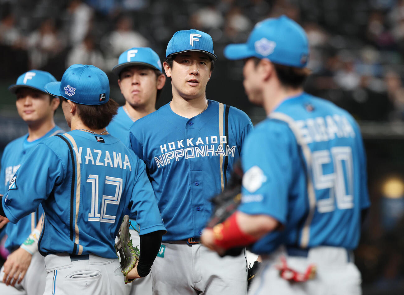 西武対日本ハム　6回裏を無失点に抑えチームメートとタッチを交わす日本ハム北山亘基（撮影・宮地輝）