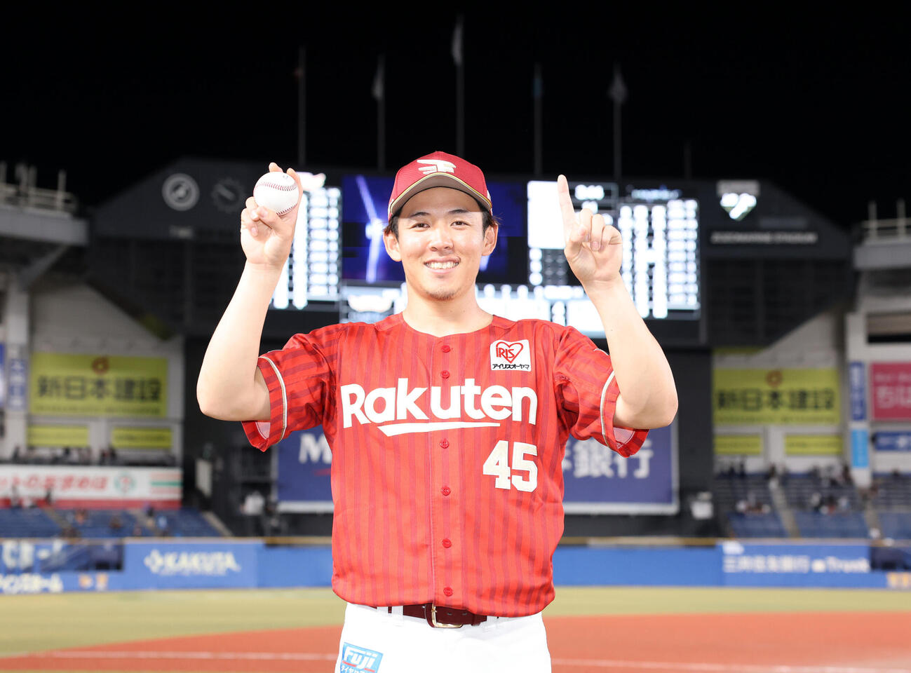ロッテ対楽天　プロ初勝利を挙げた楽天九谷瑠は笑顔でポーズ（撮影・浅見桂子）