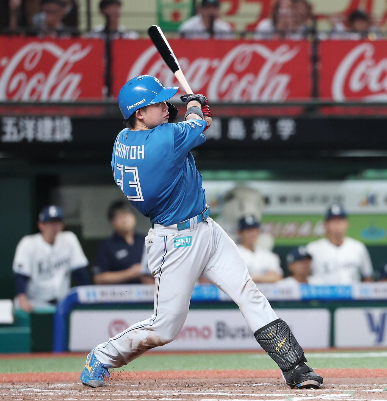 西武対日本ハム　6回表日本ハム2死一、二塁、2点適時二塁打を放つ進藤勇也（撮影・宮地輝）