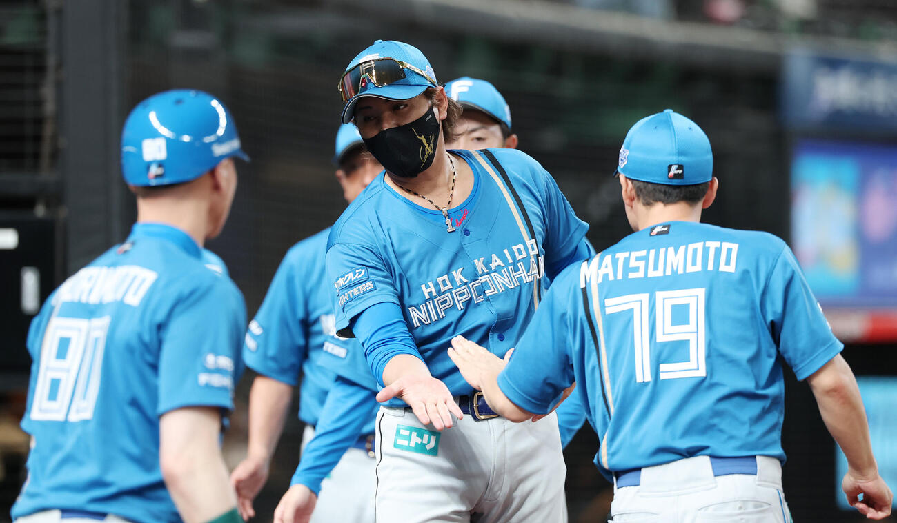 西武対日本ハム　勝利のタッチを交わす日本ハム新庄剛志監督（撮影・宮地輝）