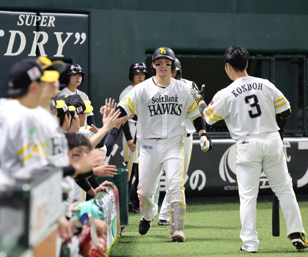ソフトバンク対オリックス　5回裏ソフトバンク無死一塁、正木智也は中越えに逆転となる2点本塁打を放ちベンチのナインとハイタッチ（撮影・梅根麻紀）