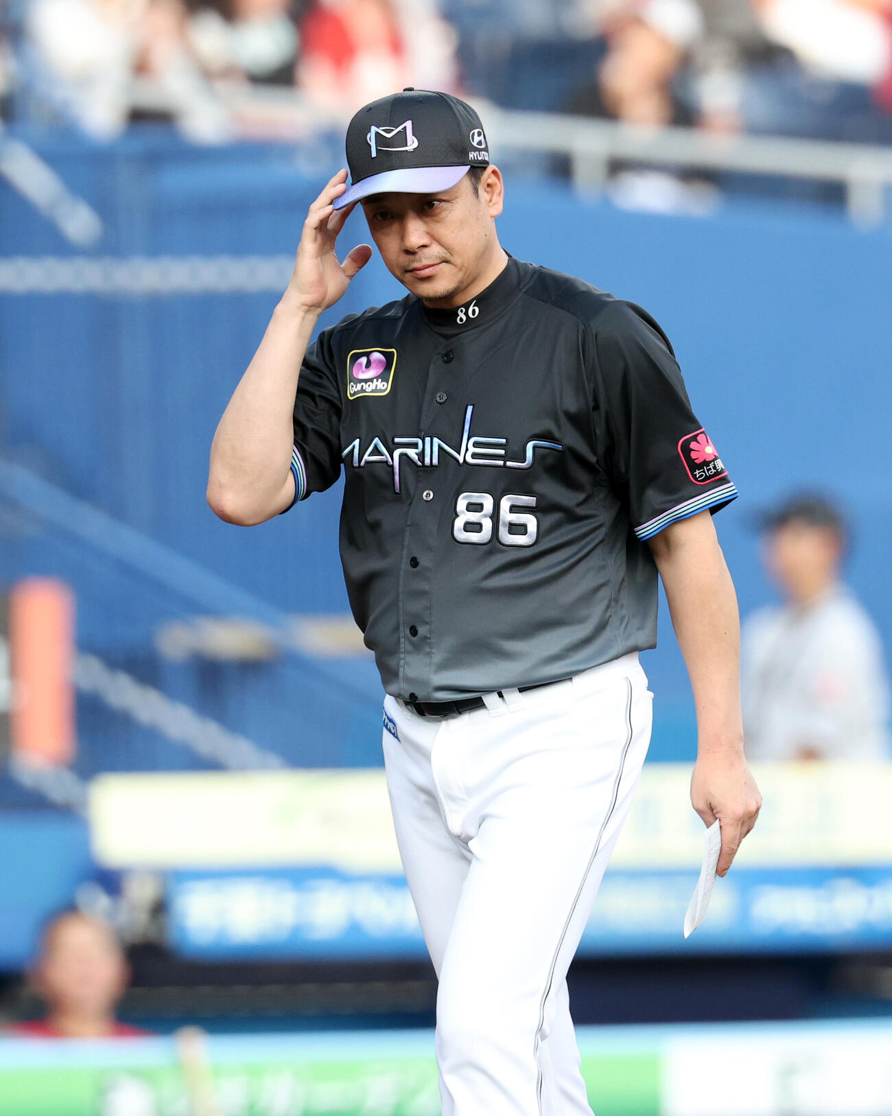 ロッテ対楽天　メンバー最終確認を終え引き揚げるロッテサブロー監督（撮影・浅見桂子）