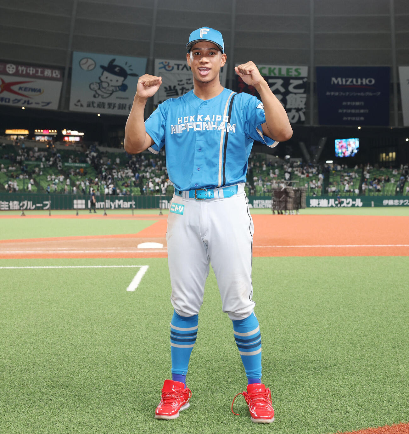 西武対日本ハム　通算100号本塁打で勝利に貢献し笑顔でガッツポーズする日本ハム万波中正（撮影・宮地輝）