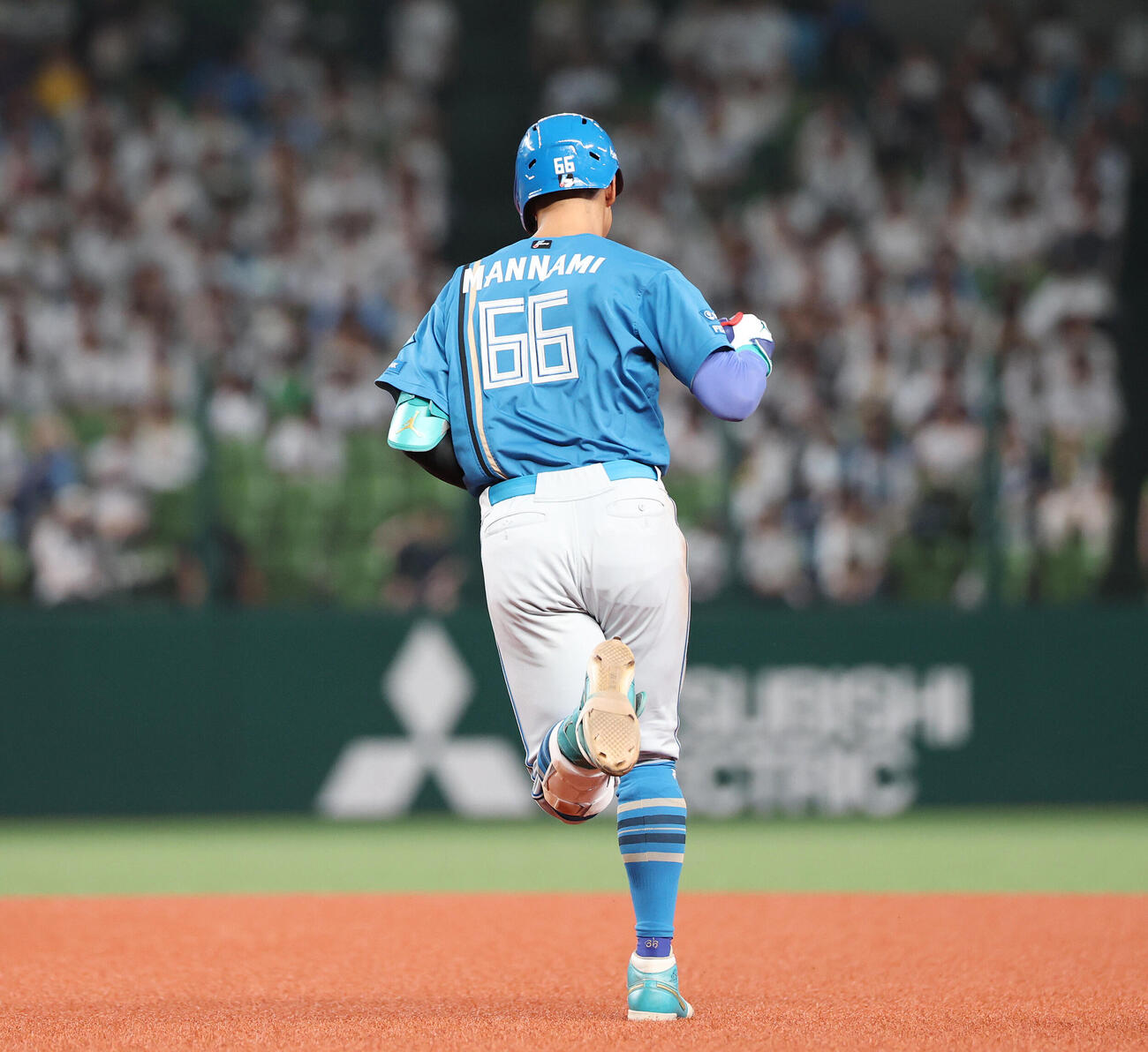 西武対日本ハム　6回表日本ハム無死一塁、通算100号となる2点本塁打を放ちガッツポーズする万波中正（撮影・宮地輝）
