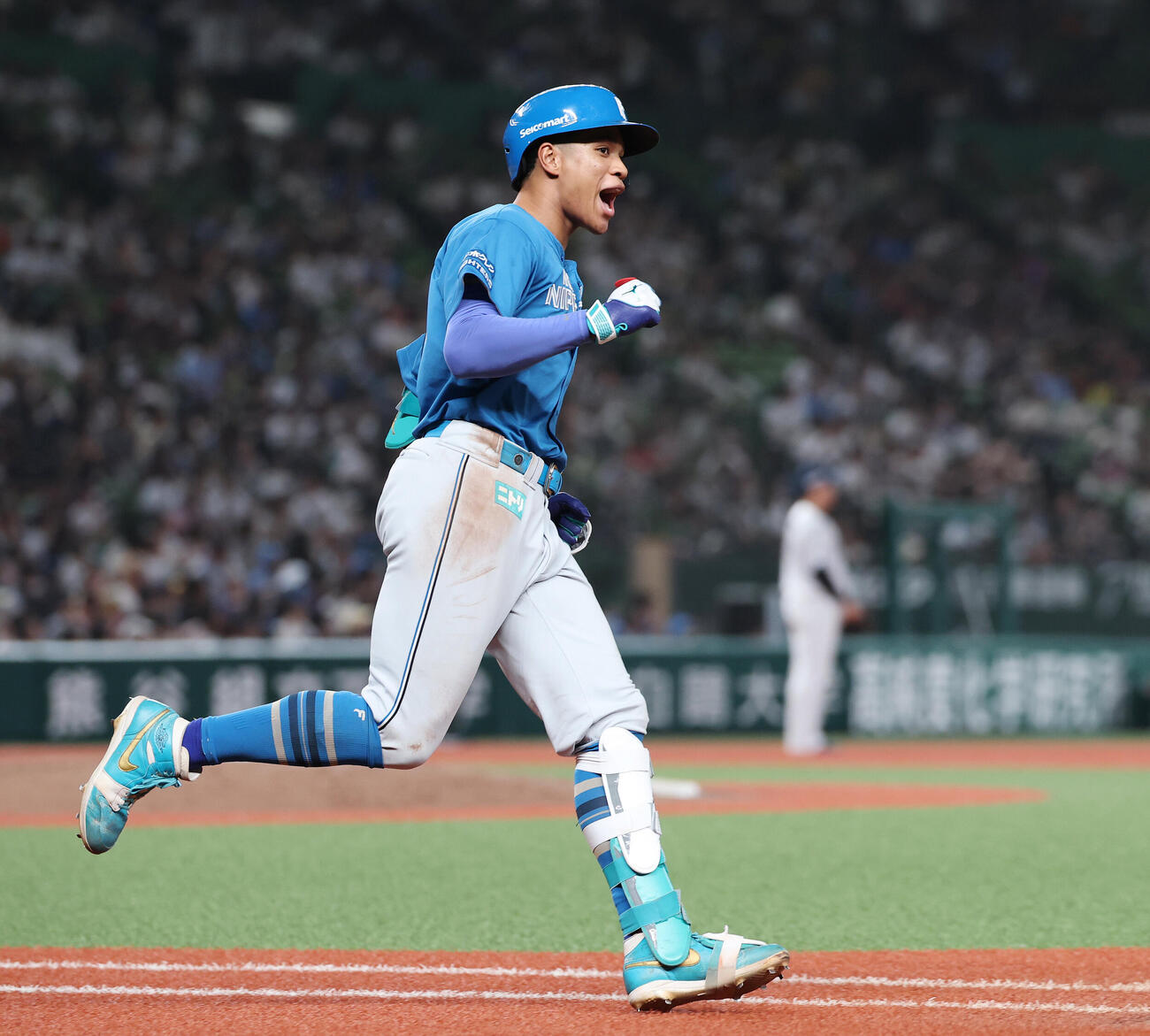 西武対日本ハム　6回表日本ハム無死一塁、通算100号となる2点本塁打を放ちガッツポーズする万波中正（撮影・宮地輝）
