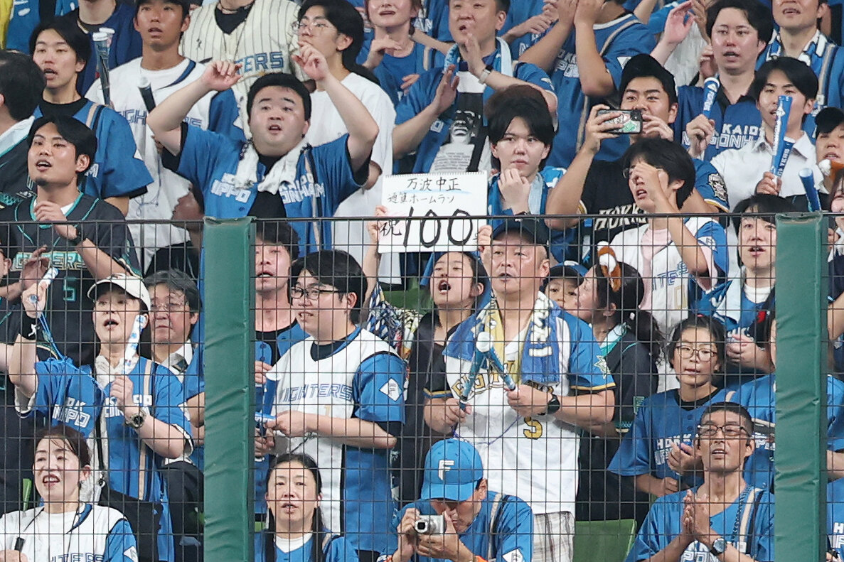 西武対日本ハム　6回表日本ハム無死一塁、通算100号となる2点本塁打を放った万波中正を祝うファン（撮影・宮地輝）