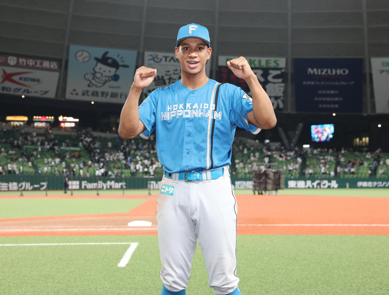 西武対日本ハム　通算100号本塁打で勝利に貢献し、笑顔でガッツポーズする日本ハム万波中正（撮影・宮地輝）