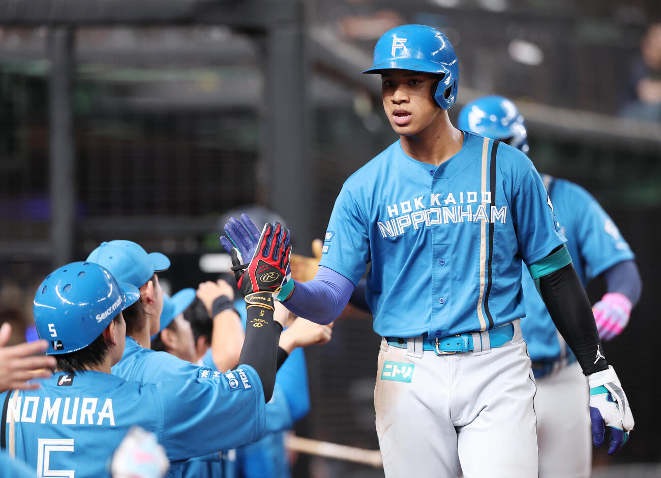 西武対日本ハム　6回表日本ハム無死一塁、通算100号となる2点本塁打を放ちタッチを交わす万波中正（撮影・宮地輝）