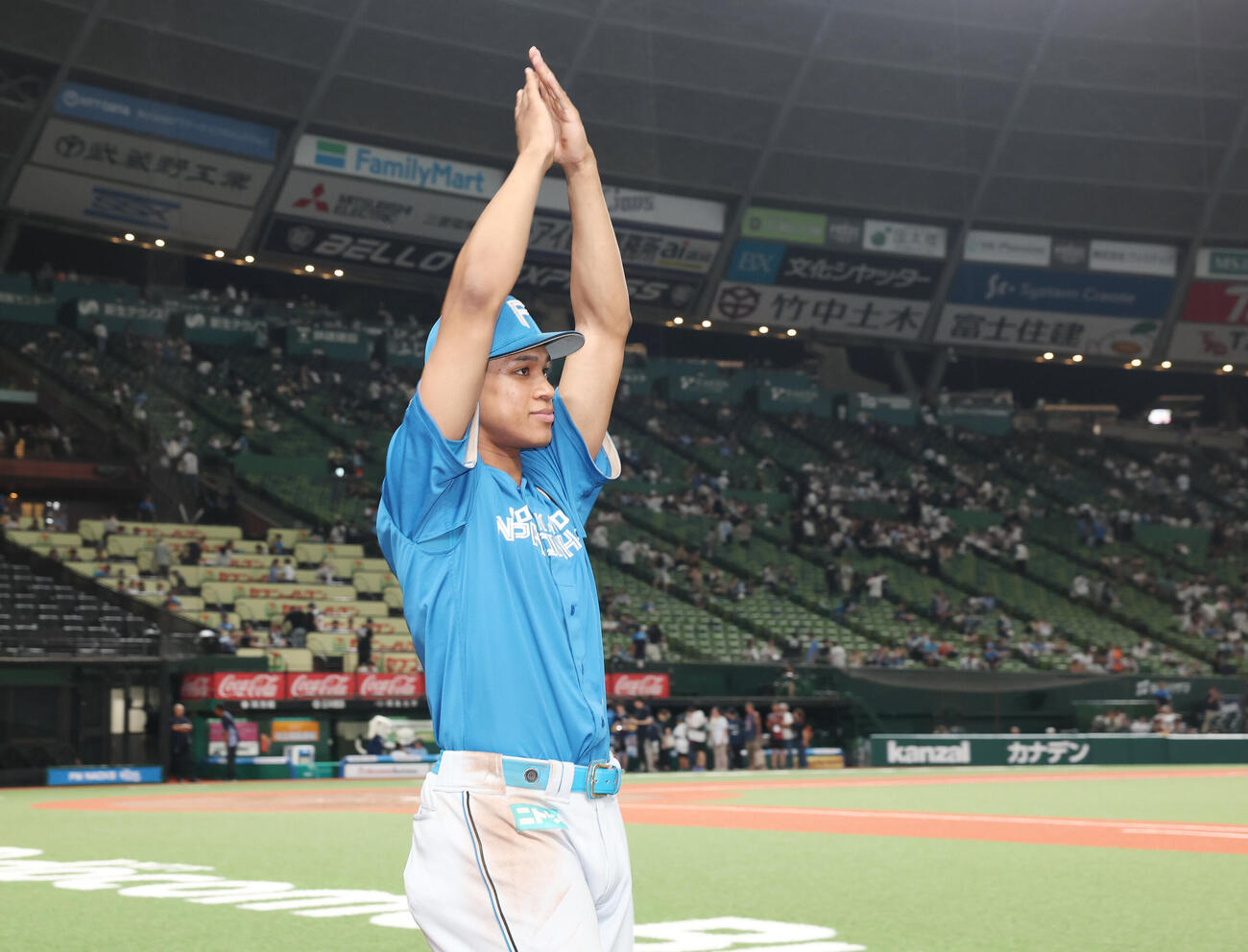 西武対日本ハム　通算100号本塁打で勝利に貢献しファンにあいさつする日本ハム万波中正（撮影・宮地輝）