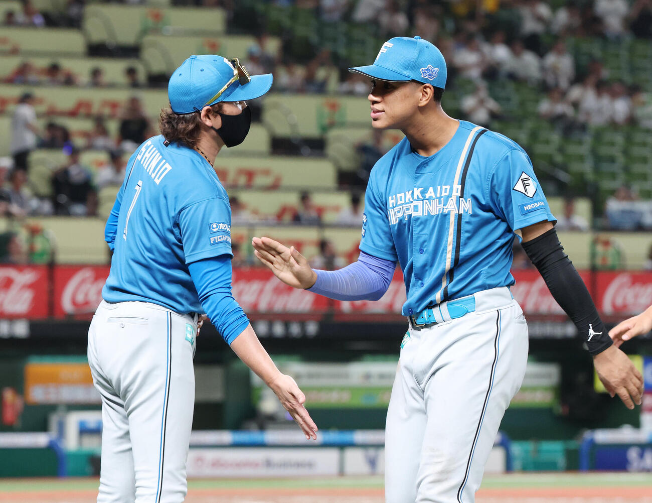 西武対日本ハム　勝利のタッチを交わす日本ハム新庄剛志監督（左）と万波中正（撮影・宮地輝）