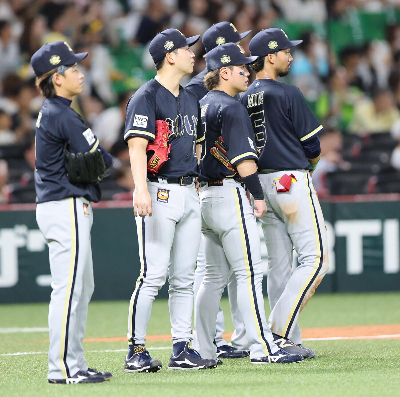 ソフトバンク対オリックス　9回裏ソフトバンク1死満塁、柳田悠岐に中越えサヨナラ打で、リプレイ検証が行われ、結果を待つオリックスナイン（撮影・梅根麻紀）