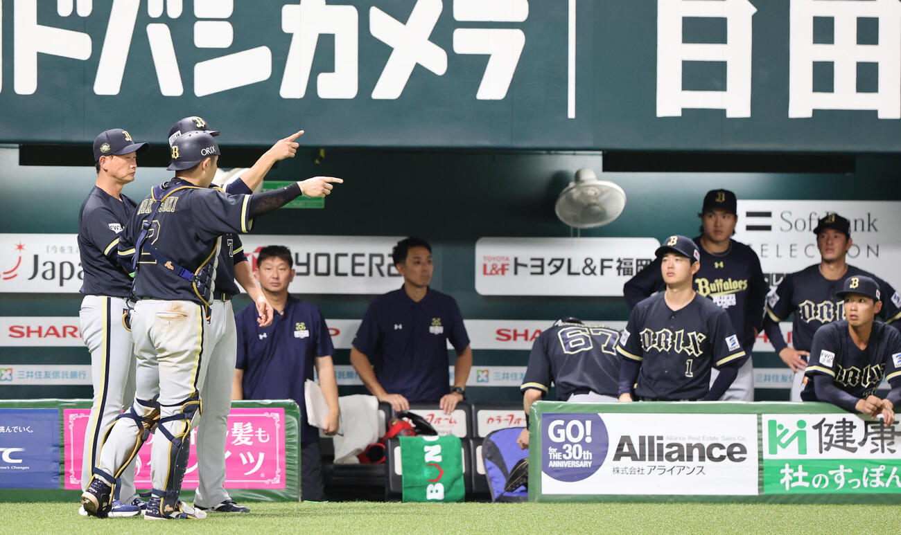 ソフトバンク対オリックス　9回裏ソフトバンク1死満塁、柳田悠岐に中越えのサヨナラ打で、リプレイ検証が行われ、結果を待つ岸田護監督（左端）らオリックスナイン（撮影・梅根麻紀）